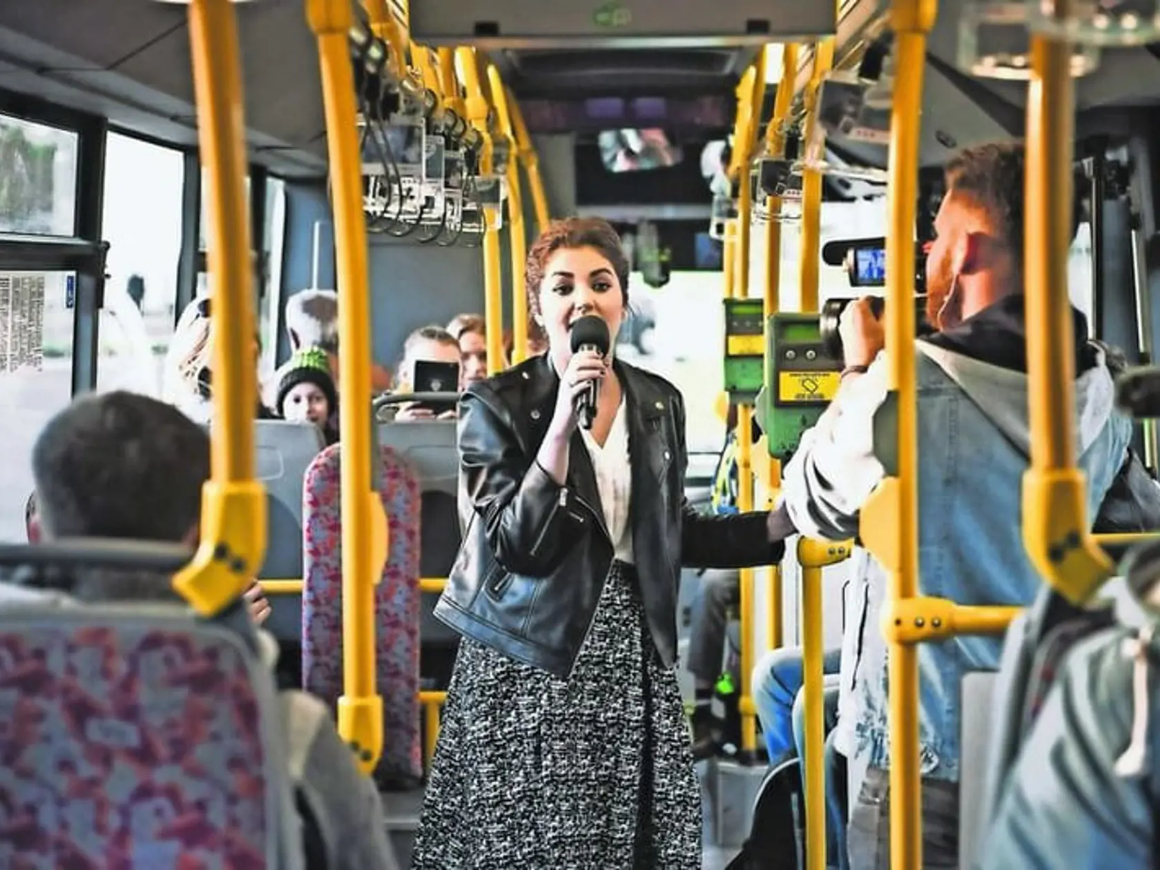Celeste urobila v autobuse malý koncert.