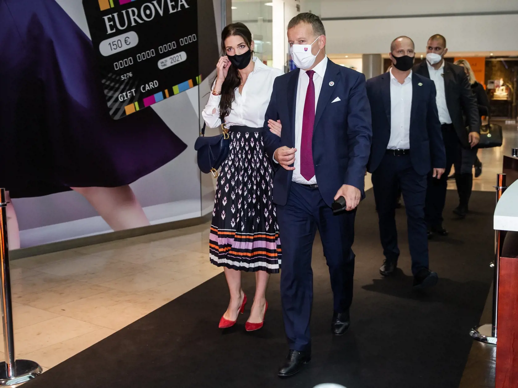Premiéra filmu "James Bond - Nie je čas zomrieť" v Bratislave. Na snímke Boris Kollár a Barbora Richterová.