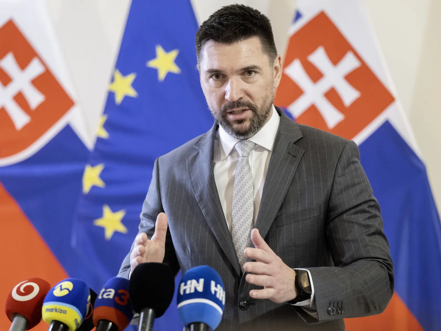 Predseda vlády SR Robert Fico a minister pôdohospodárstva a rozvoja vidieka SR Richard Takáč (obaja Smer-SD) sa stretli na Úrade vlády s expertmi Európskej komisie na ochorenie slintačka a krívačka. Na snímke minister pôdohospodárstva a rozvoja vidieka SR Richard Takáč počas tlačovej konferencie po stretnutí 27. marca 2025 v Bratislave. FOTO TASR - Martin Baumann


