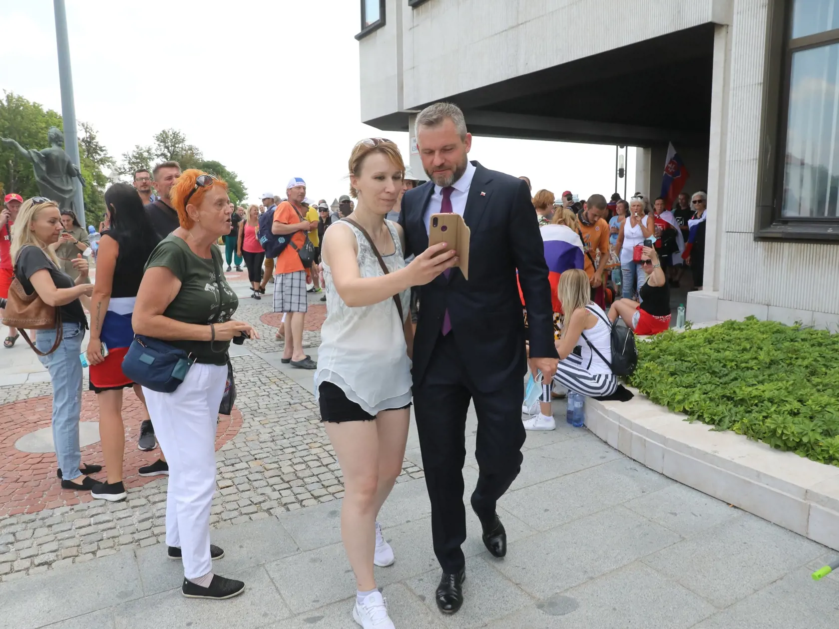 S protestujúcimi sa fotil aj šéf Hlas SD Peter Pellegrini.