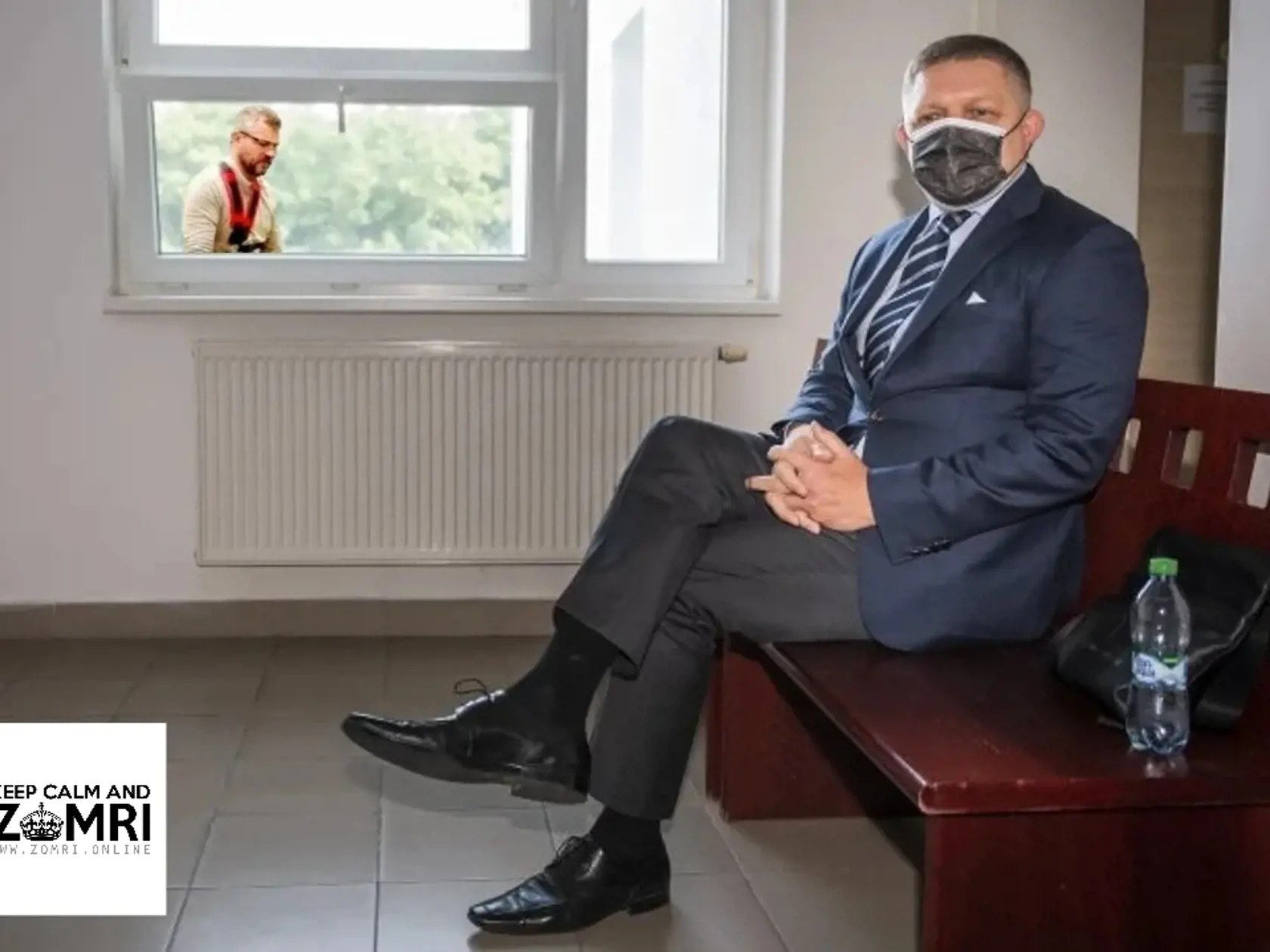 Sediaci Fico na lavici pre verejnosť pri pojednávaní s Dušanom Kováčikom sa na malý moment stal legendou internetu.