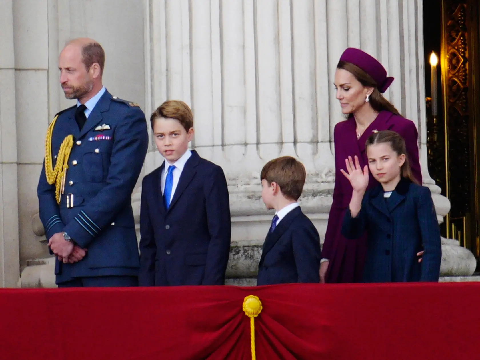 Britská kráľovská rodina pri oslavách výročia konca vojny.