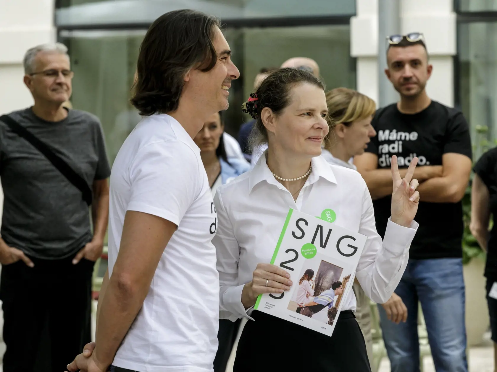 Odvolaná generálna riaditeľka Slovenskej národnej galérie (SNG) Alexandra Kusá a odvolaný generálny riaditeľ Slovenského národného divadla (SND) Matej Drlička počas tlačovej konferencie k odvolaniu generálnej riaditeľky Alexandry Kusej na nádvorí SNG.