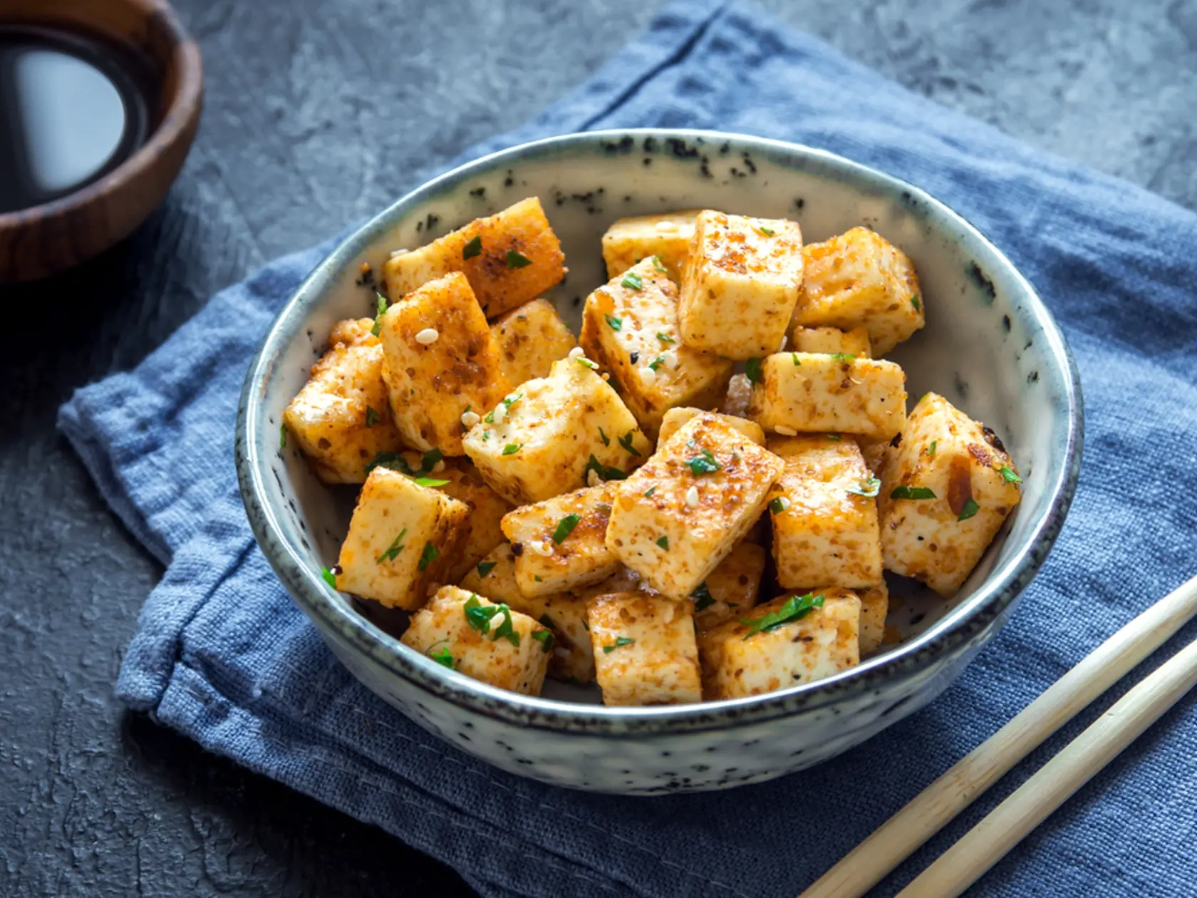 Jedzte tofu a získate skvelú formu vegetariánskeho sójového proteínu s minerálmi zdravými pre srdce, vlákninou a polynenasýtenými tukmi. Výborne prevezme chuť korenia alebo omáčok, ktoré používate na jeho varenie.
