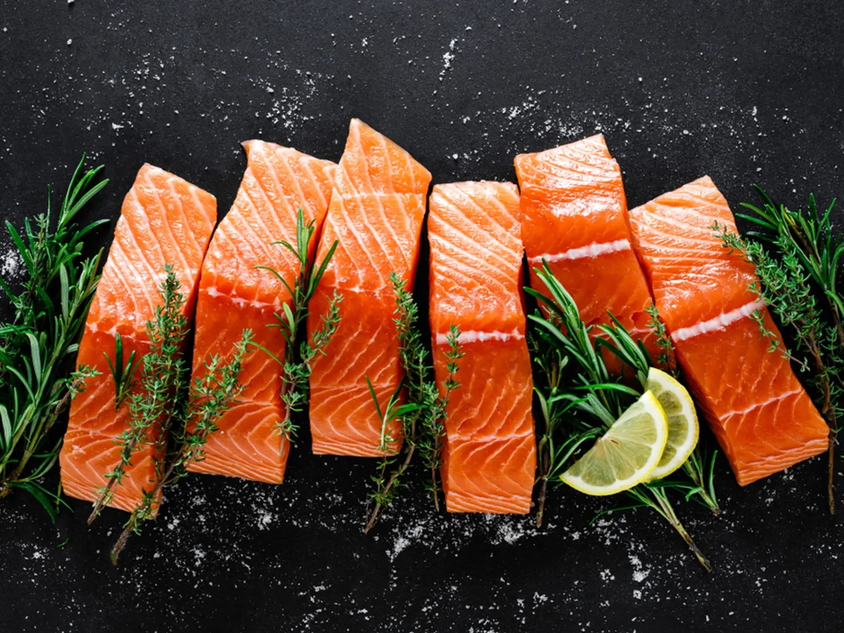 Je to špičkové jedlo pre zdravie srdca, bohaté na omega-3 mastné kyseliny. Omega-3 mastné kyseliny sú zdravé tuky, ktoré môžu znížiť riziko porúch srdcového rytmu a znížiť krvný tlak. Môžu tiež znížiť triglyceridy a obmedziť zápal tepien. American Heart Association odporúča dve porcie lososa alebo iných tučných rýb týždenne.