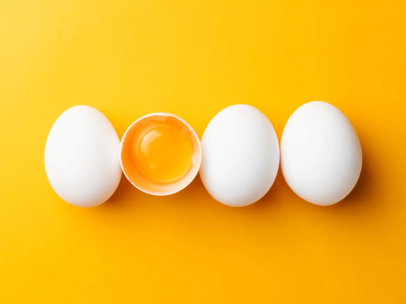 VItamíd D pomáha absorbovať vápnik do kostí a vajcia ho majú mnoho.