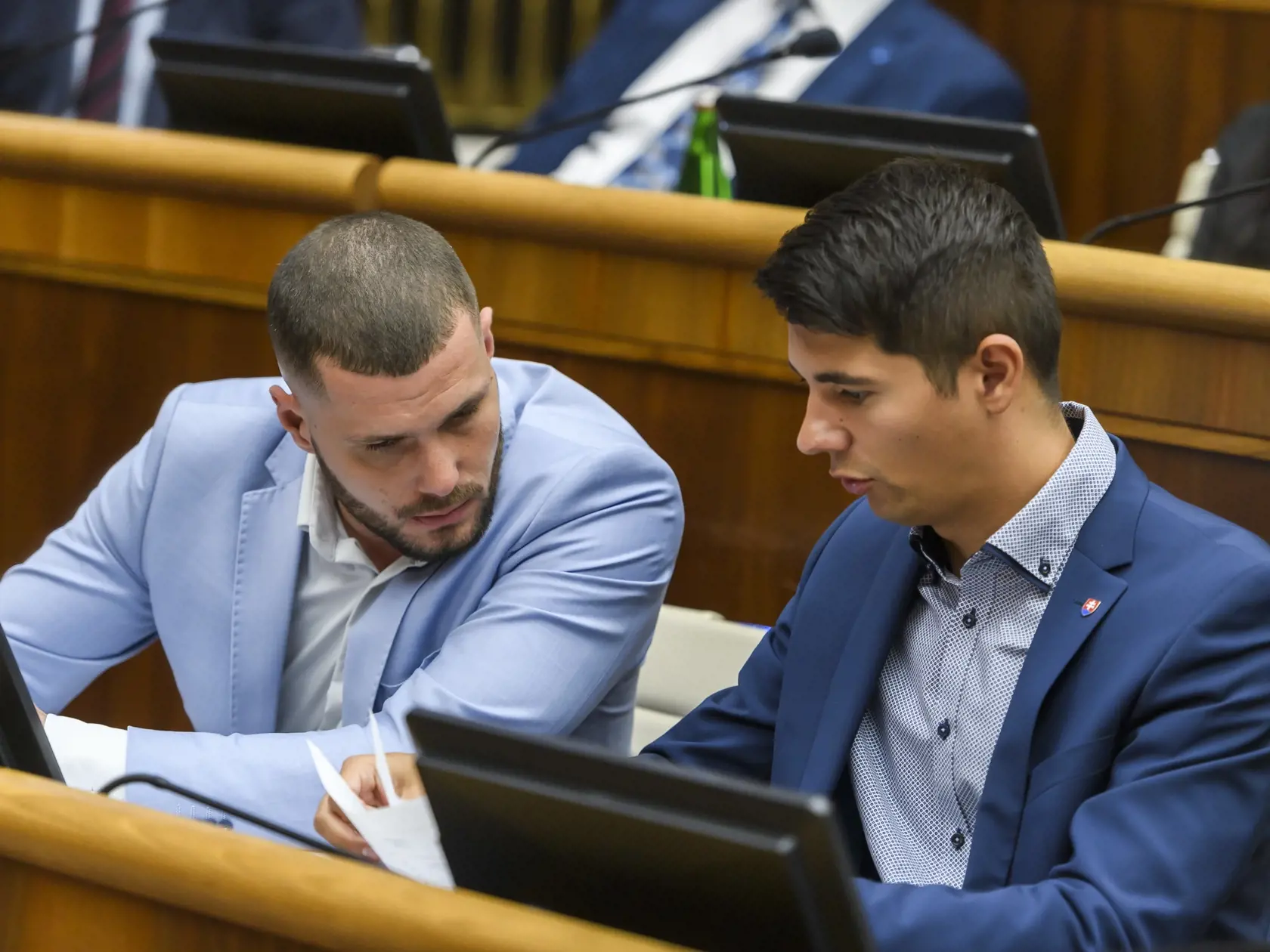 Na snímke poslanci NR SR zľava Richard Glück a Erik Kaliňák (Smer-SD) počas 12. schôdze NR SR v Bratislave 16. apríla 2024. FOTO TASR - Jaroslav Novák