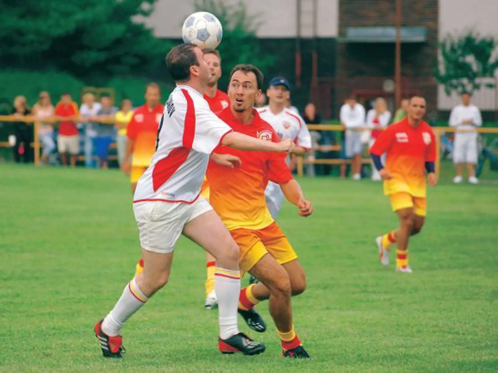 O futbale vie MARCEL MERČIAK (v bielom drese)