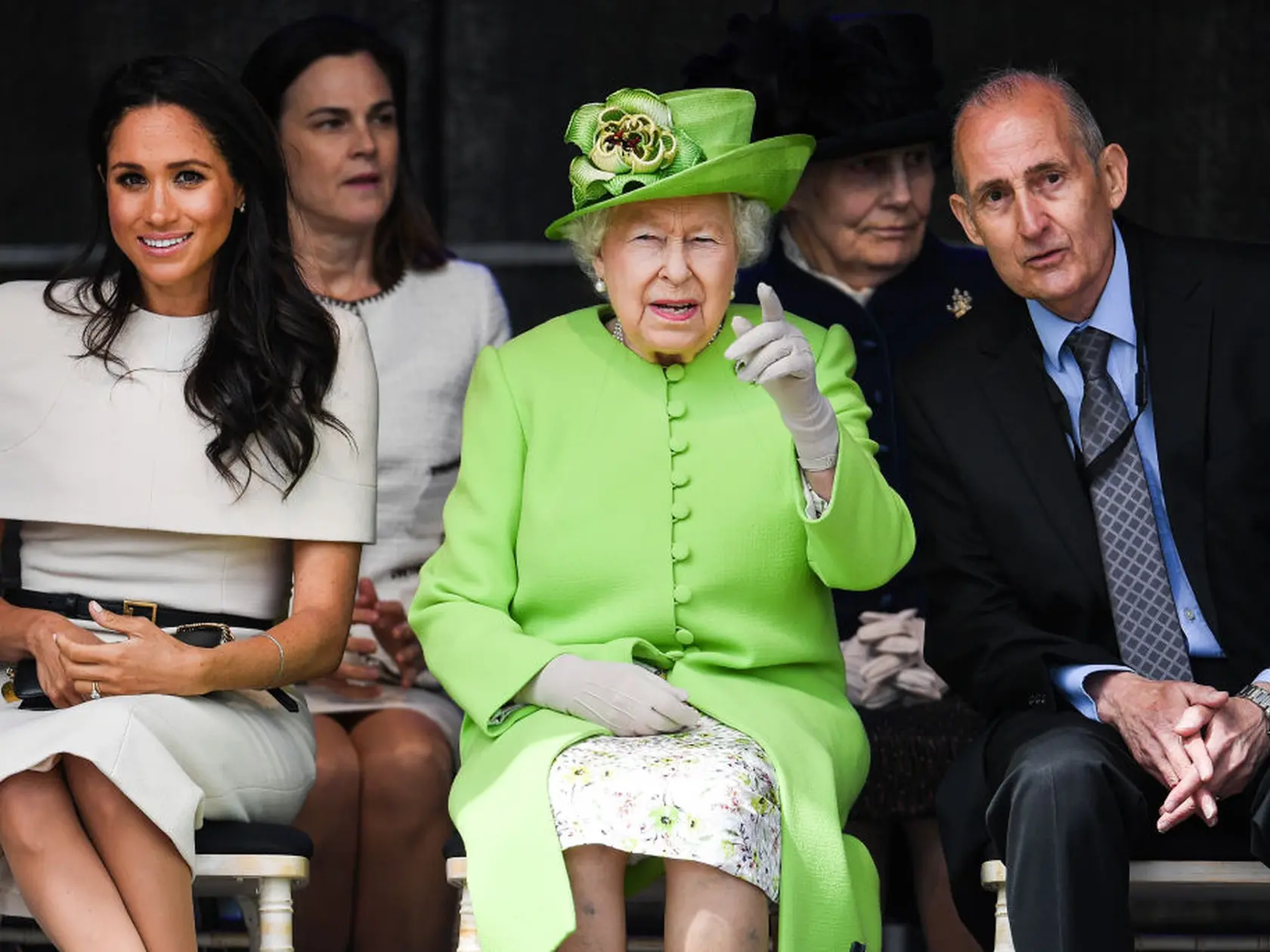 Meghan Markle na archívnej snímke s Alžbetou, keď ešte kráľovná netušila, čo herečka v ich rodine spôsobí.