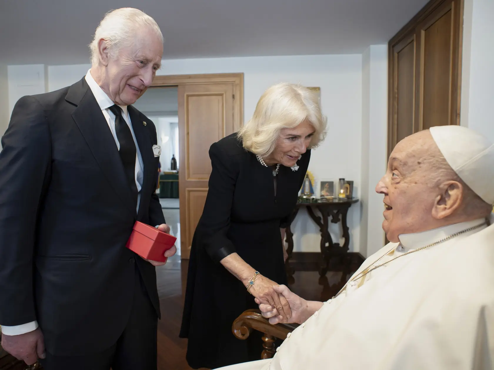 KK16 Vatikán - Na snímke britský kráľ Karol III. a britská kráľovná Kamila počas stretnutia s pápežom Františkom vo Vatikáne 9. apríla 2025. Britský kráľ Karol III. a jeho manželka kráľovná Kamila v stredu nečakane vo Vatikáne navštívili pápeža Františka. Stretli sa napriek tomu, že ich audienciu predtým oficiálne zrušili vzhľadom na zdravotný stav najvyššieho predstaviteľa katolíckej cirkvi. FOTO TASR/AP
In this image released by Vatican Media, Britain's King Charles III and Queen Camilla meet Pope Francis at The Vatican, Wednesday, April 9, 2025. (Vatican Media via AP)