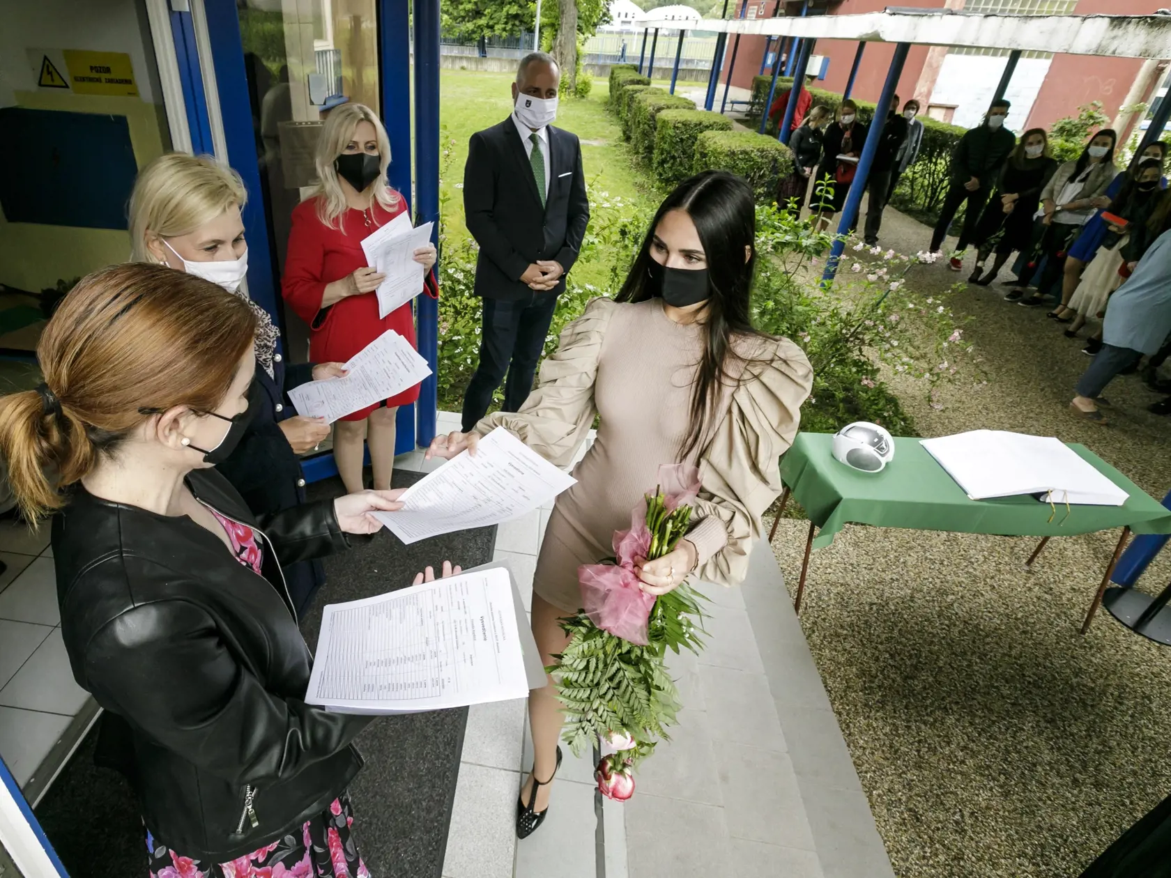 Minulý rok boli maturity kvôli pandémii koronavírusu zrušené, tento rok sa má konať iba písomná časť. Stredoškoláci sú však nespokojní.