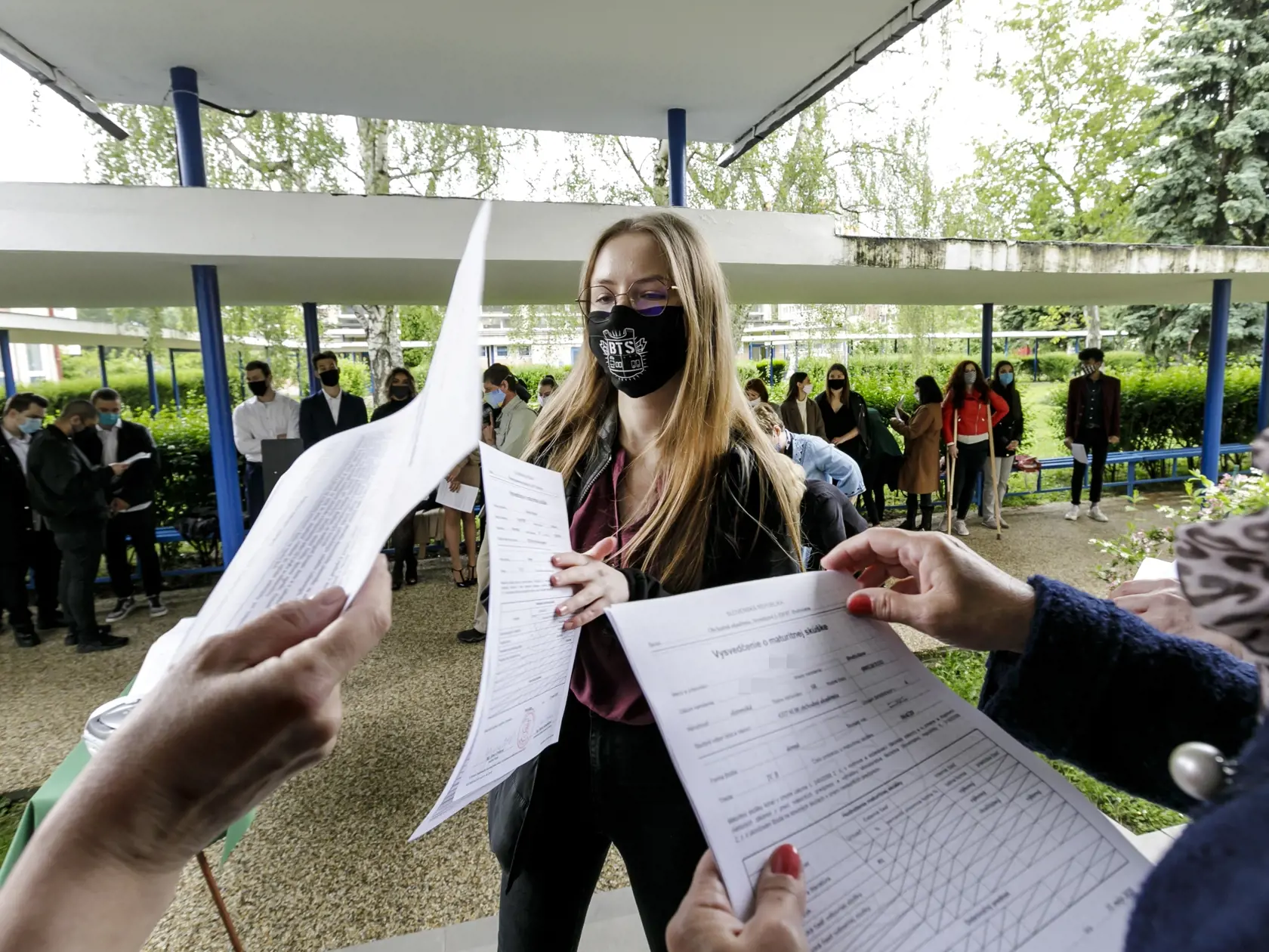 Minulý rok boli maturity kvôli pandémii koronavírusu zrušené, tento rok sa má konať iba písomná časť. Stredoškoláci sú však nespokojní.