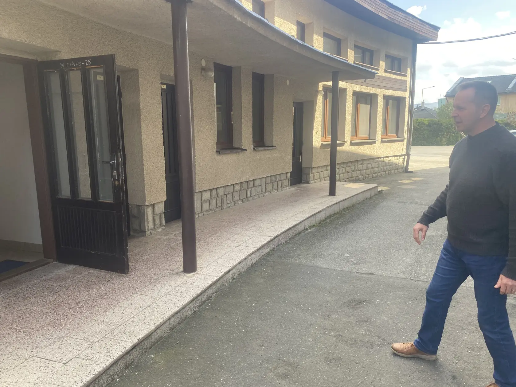 Predstavený prešovských jezuitov, páter Ján Benkovský z Exercičného domu v Prešove, ukazuje bočný vchod do kuchyne, kadiaľ vošiel pápež František pred štyrmi rokmi. 