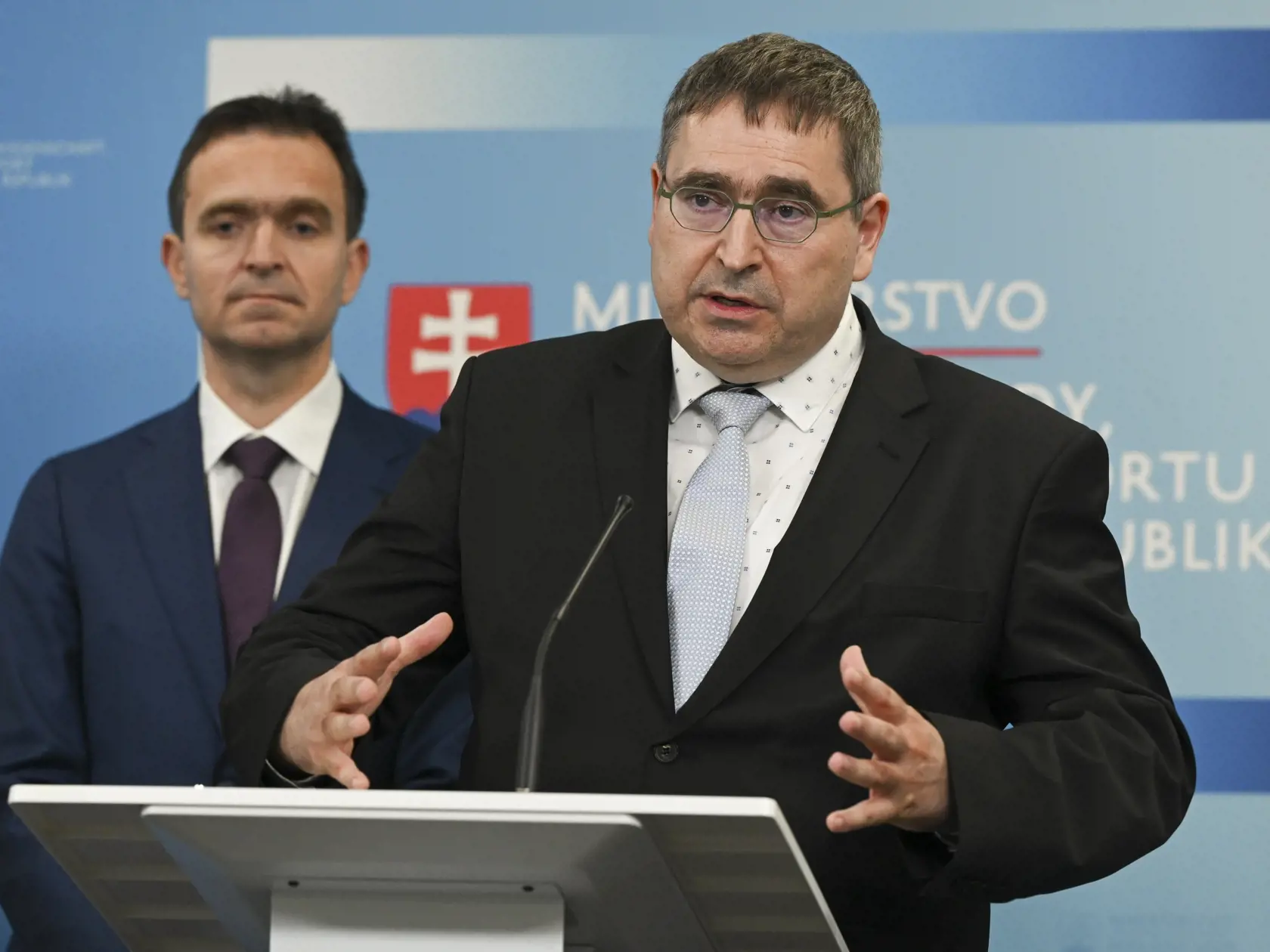 Na snímke sprava minister školstva, vedy, výskumu a športu SR Daniel Bútora a premiér Ľudovít Ódor počas tlačovej konferencie  na Ministerstve školstva SR 17. mája 2023 v Bratislave.