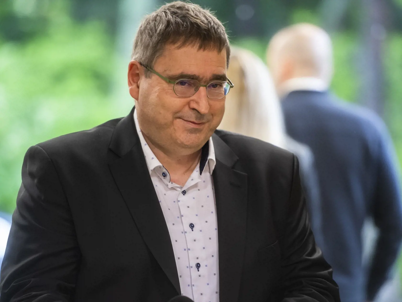 Na snímke minister školstva, vedy, výskumu a športu SR SR Daniel Bútora prichádza na prvé rokovanie vlády SR odborníkov v Bratislave 17. mája 2023.
