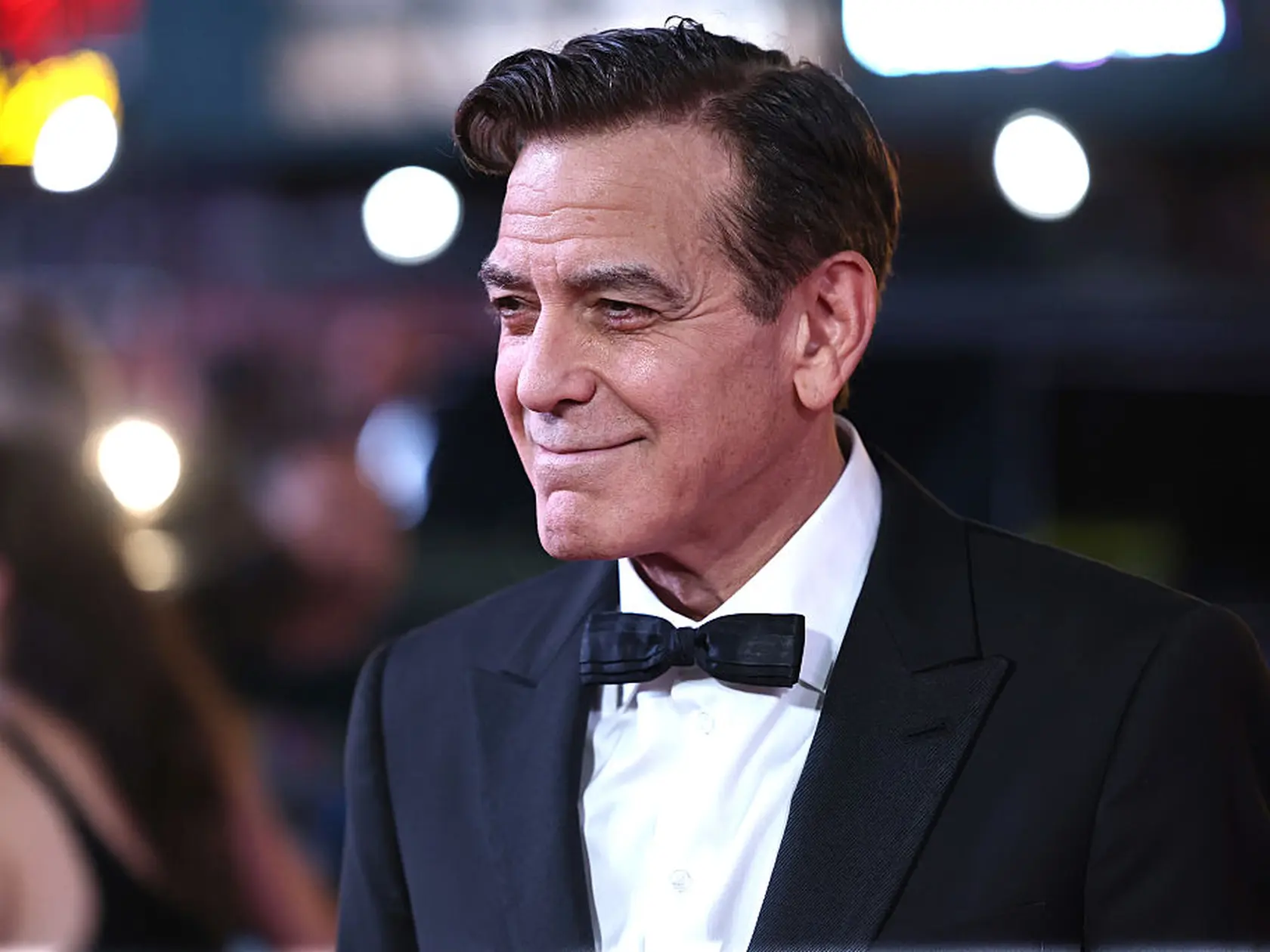 George Clooney zmenil imidž. Šedivý vlk je preč. Kvôli úlohe na Broadwayi si odfarbil vlasy a je na nepoznanie.