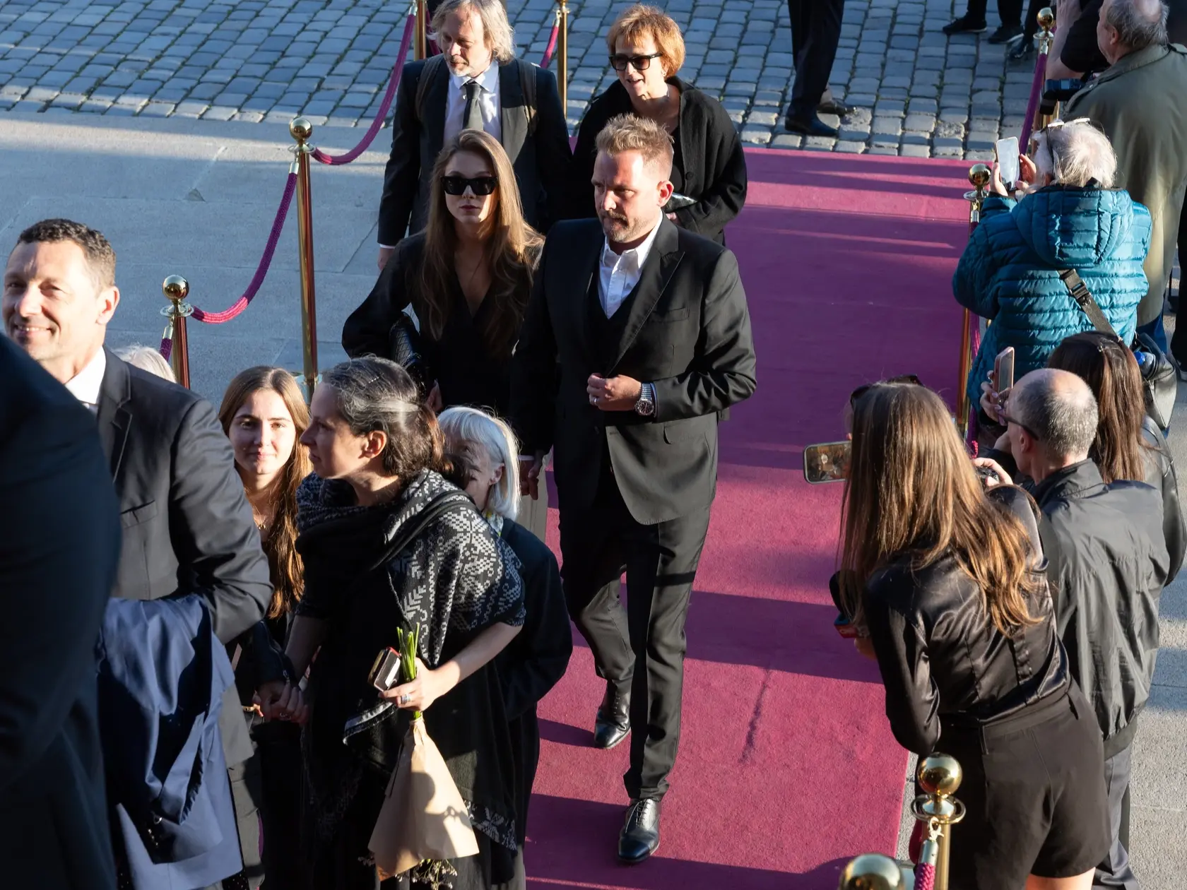 Rozlúčková párty na počesť zosnulého Jiřího Bartošku, legendárneho českého herca a prezidenta filmového festivalu v Karlových Varoch v pražskom Rudolfíne. Na snímke je Libor Bouček s manželkou Gabrielou.