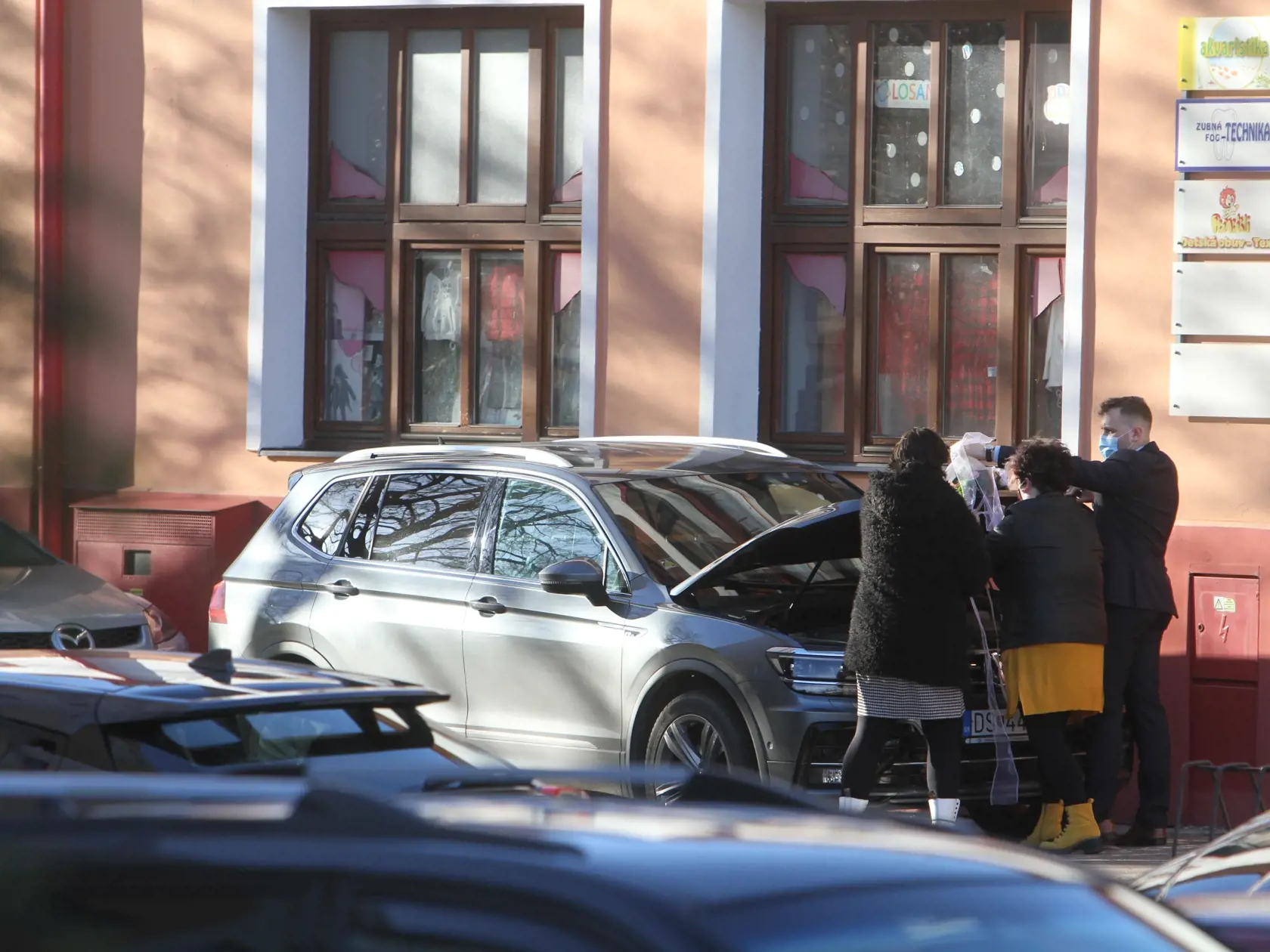 Dominika Stará má za sebou konečne svoj vysnívaný svadobný deň. V kostole Nenebovzatia Panny Márie v Šamoríne, si vzala Michala Jurenu.
