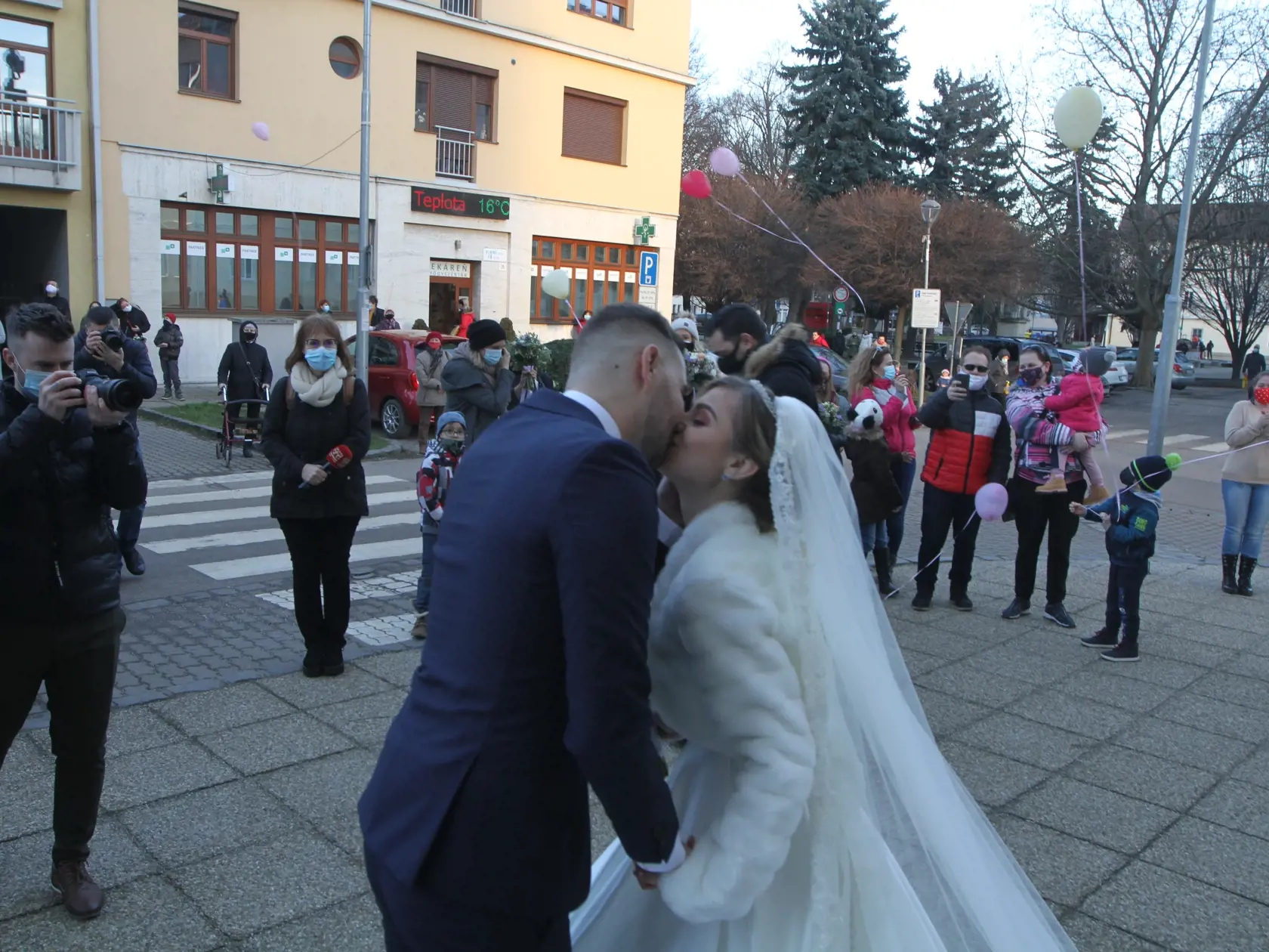 Dominika Stará má za sebou konečne svoj vysnívaný svadobný deň. V kostole Nenebovzatia Panny Márie v Šamoríne, si vzala Michala Jurenu.