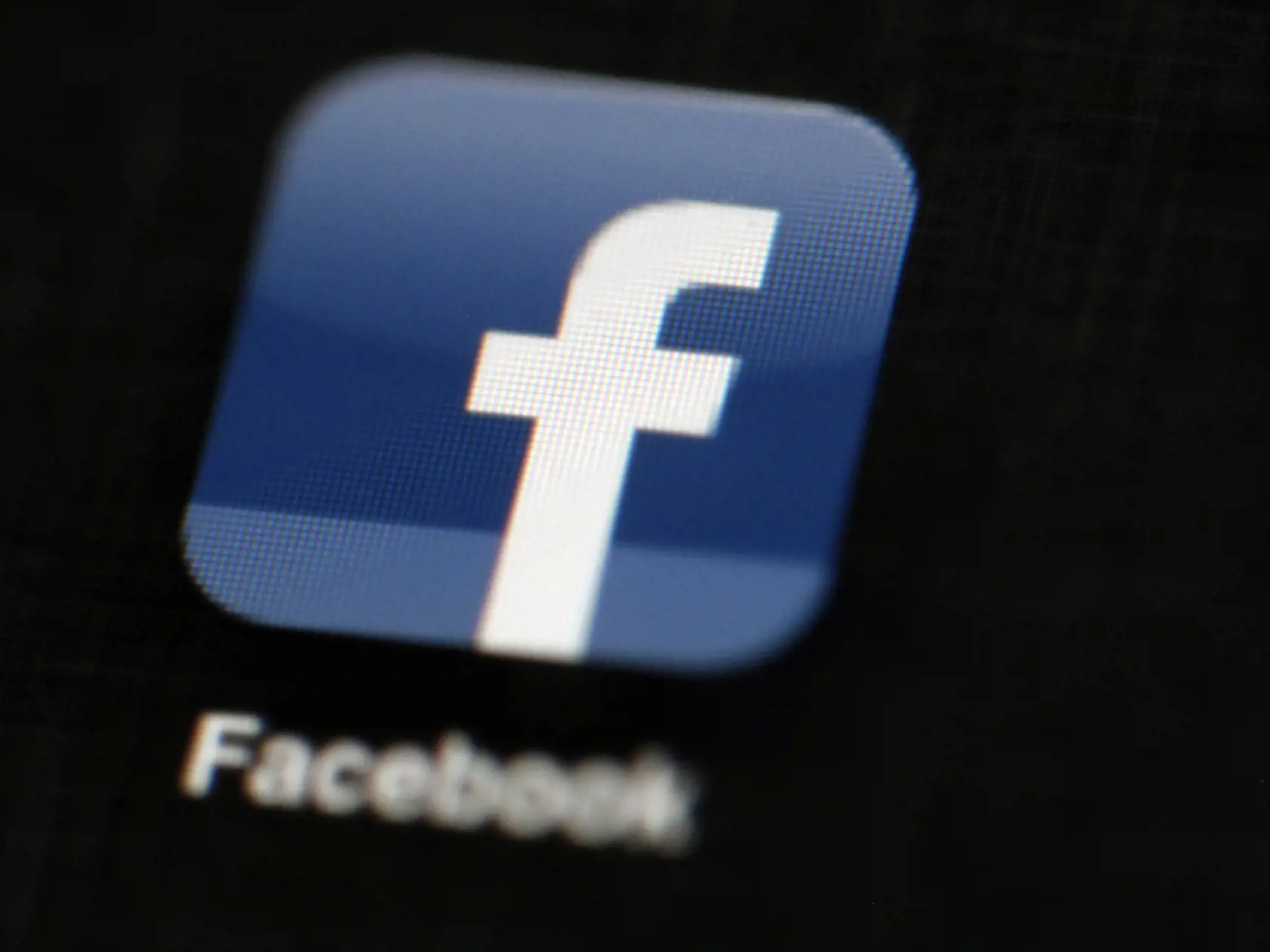 WA 30 archív Filadelfia - Na archívnej snímke zo 16. mája 2012 je logo sociálnej siete Facebook na iPade vo Filadelfii. Facebook plánuje podstatne zredukovať zavádzajúce titulky. S pomocou algoritmu odstaví tzv. návnady (clickbaits). "Ľudia nás opakovane upozorňujú, že uprednostňujú jednoznačné titulky," cituje z firemného blogu agentúra DPA. FOTO TASR /AP  

FILE - In this May 16, 2012, file photo, the Facebook logo is displayed on an iPad in Philadelphia. Facebook said on Thursday, Aug. 4, 201