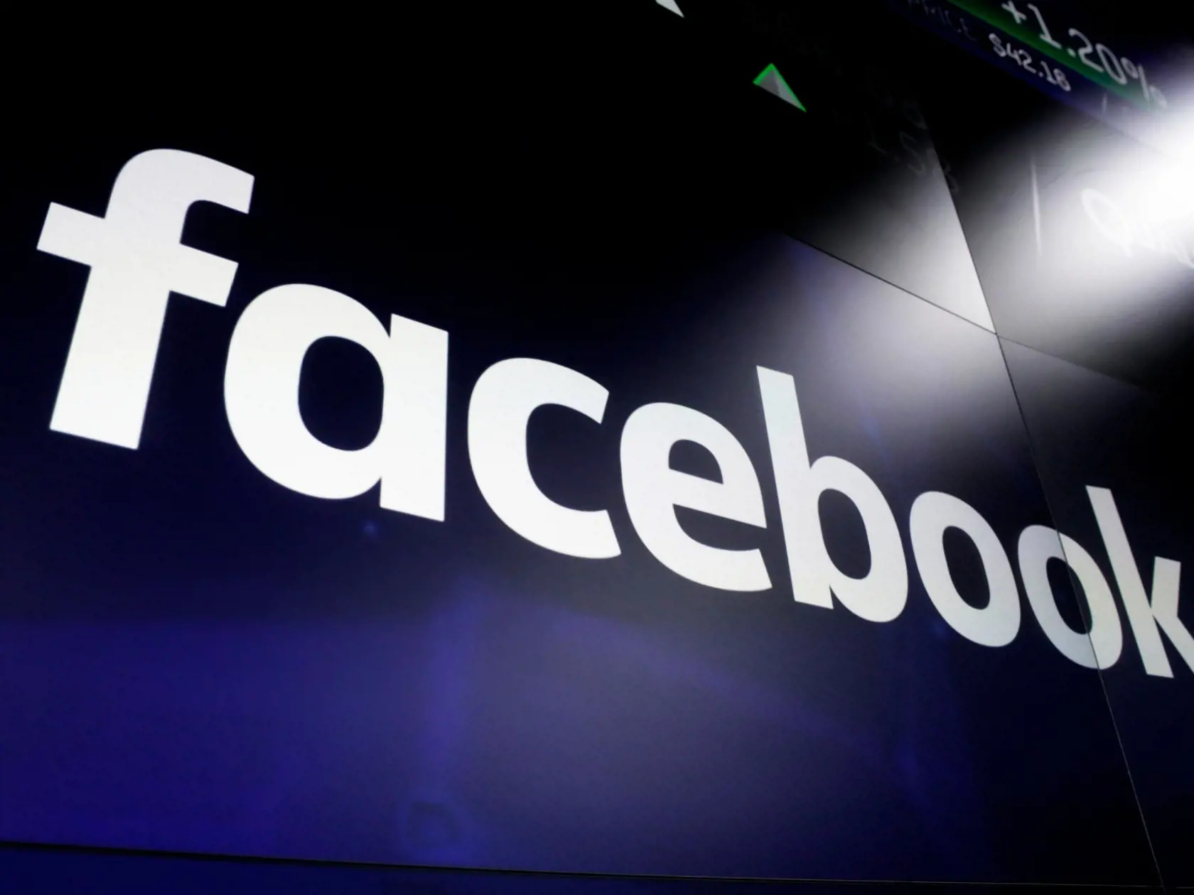 WA 1 archív New York - Na archívnej snímke z 29. marca 2018 logo spoločnosti Facebook v New Yorku. Sociálna sieť Facebook natrvalo prestane odporúčať svojim užívateľom skupiny s politickou tematikou. Oznámil to v stredu 27. januára 2021 šéf a zakladateľ Facebooku Mark Zuckerberg, ktorého citovali agentúry AFP a Reuters. 


FILE - This March 29, 2018 file photo shows the Facebook logo on screens at the Nasdaq MarketSite, in New York's Times Square.  Any EU country's privacy watchdog can take lega