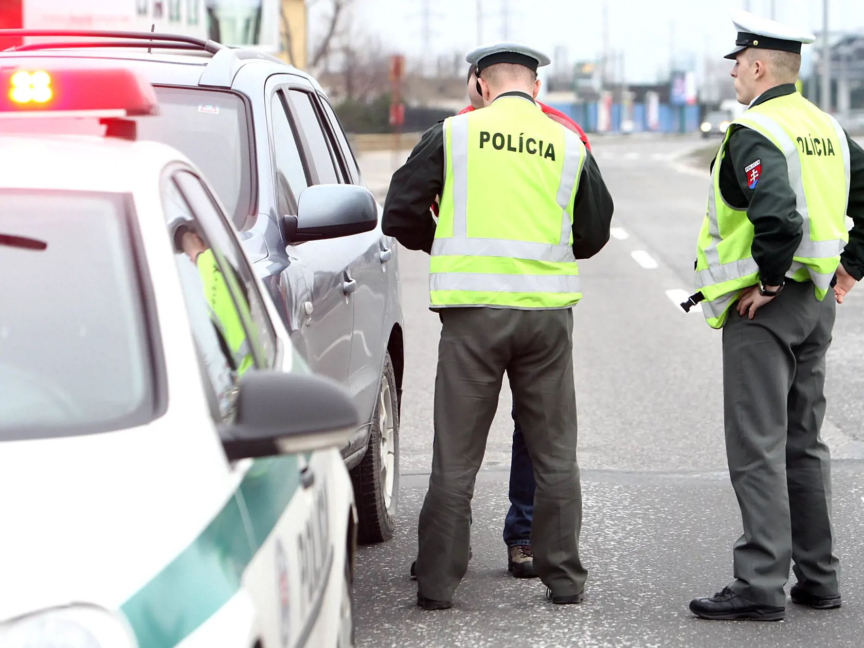 Polícia si posvieti na vodičov.