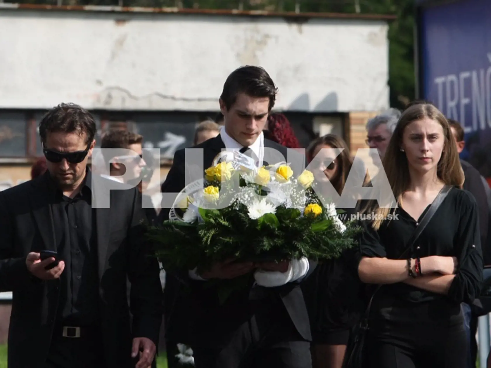 Rozlúčiť s otcom sa prišli aj Mirove deti: Syn Michal, ktorý je tiež hokejistom a dcéra Vanessa. Vľavo je Mirov švagor Braňo Jánoš.