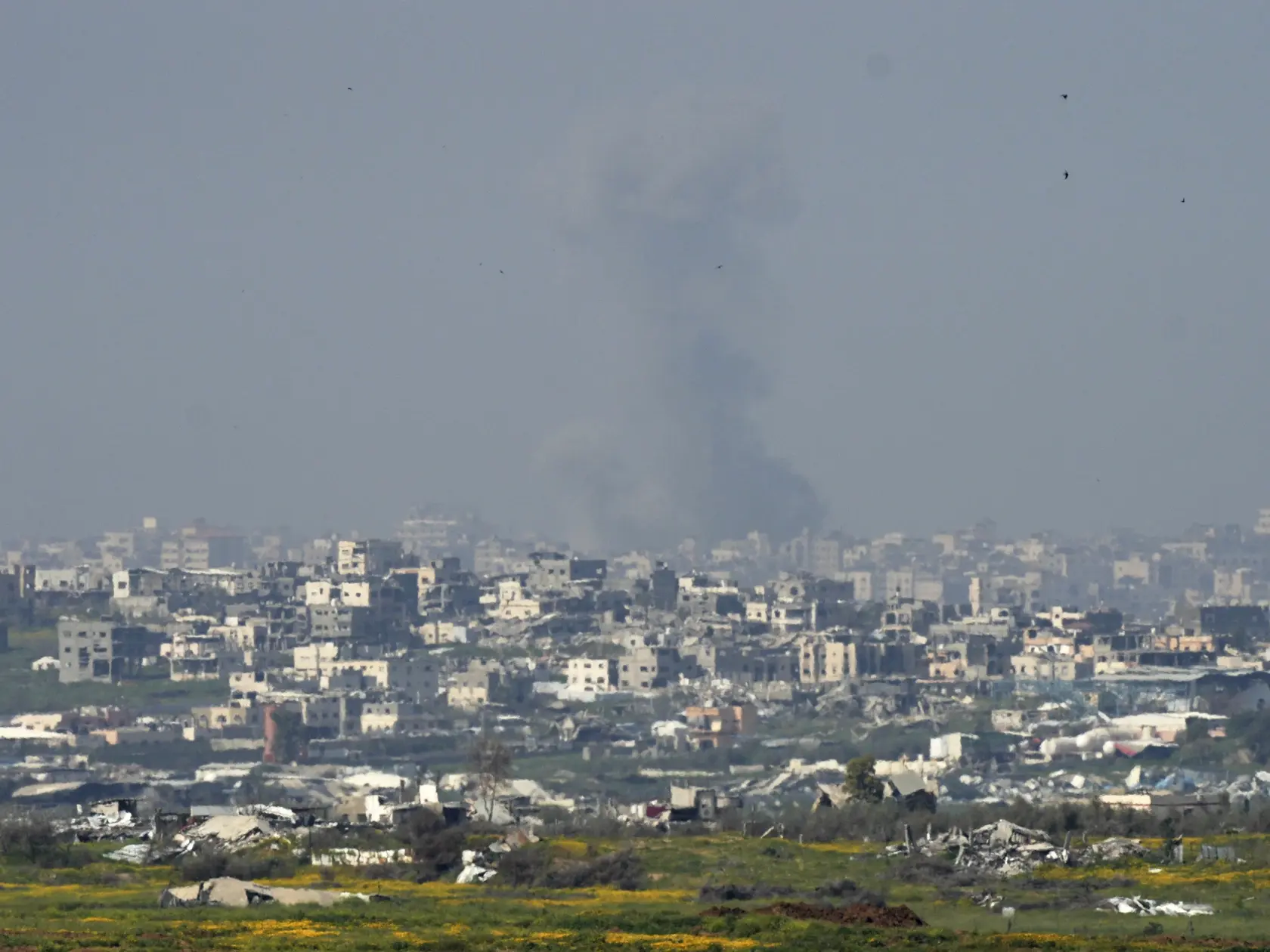 Dym stúpa pri explózii po izraelskom bombardovaní v severnej časti pásma Gazy, čo je viditeľné z juhu Izraela v utorok 18. marca 2025. Izraelská armáda bojuje s palestínskymi militantmi hnutia Hamas v pásme Gazy po útokoch Hamasu na Izrael 8. októbra.