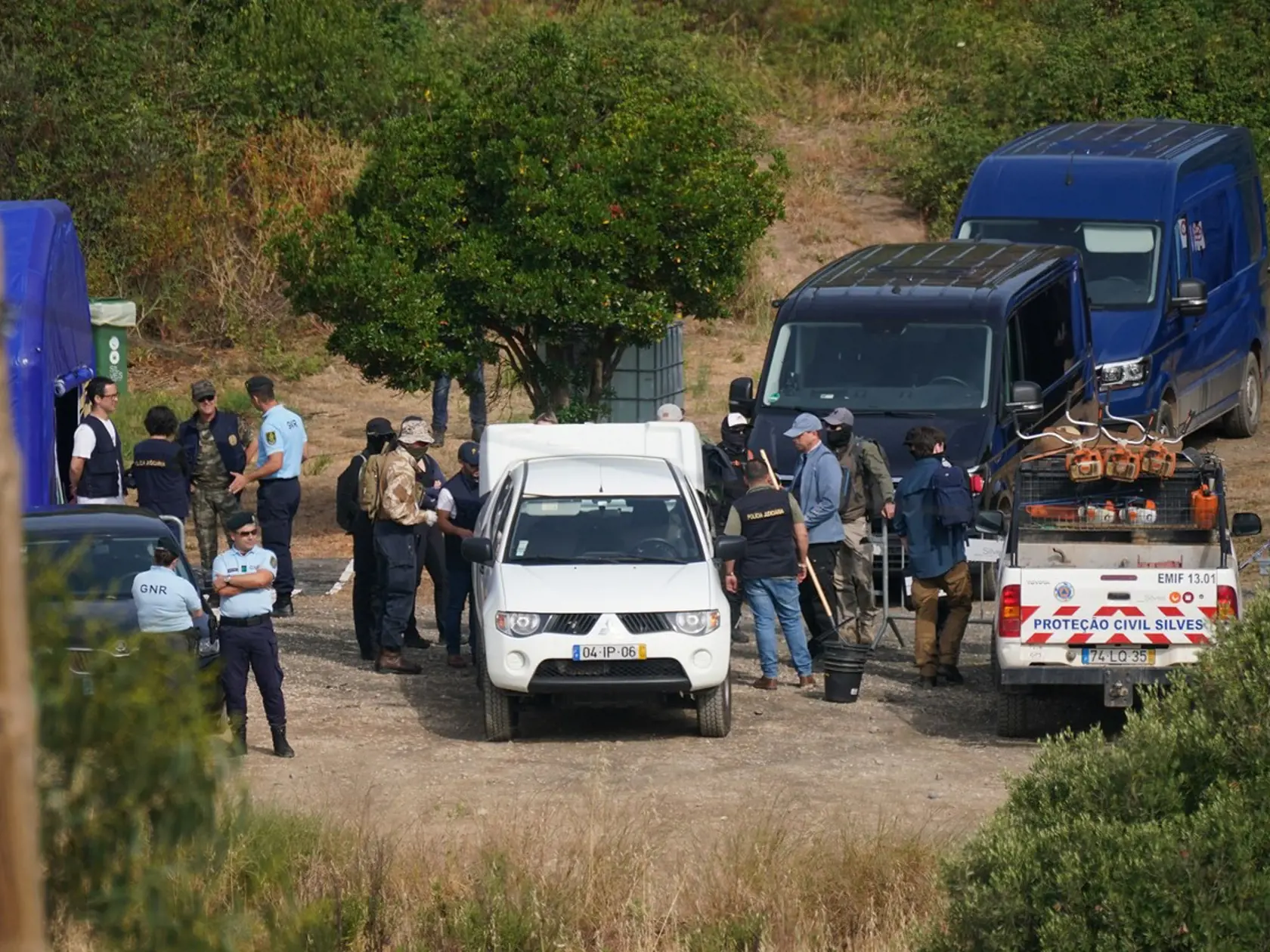 Po takmer desiatich rokoch pátra polica opäť v teréne po šestnásť rokov nezvestnej britskej dievčine Madeleine McCannovej. Tá zmizla z portugalského mestečka Praia da Luz v Algarve počas dovolenky s rodičmi. Polícia má podľa najnovších zistení nové stopy, ktoré by konečne mohli celý prípad objasniť.