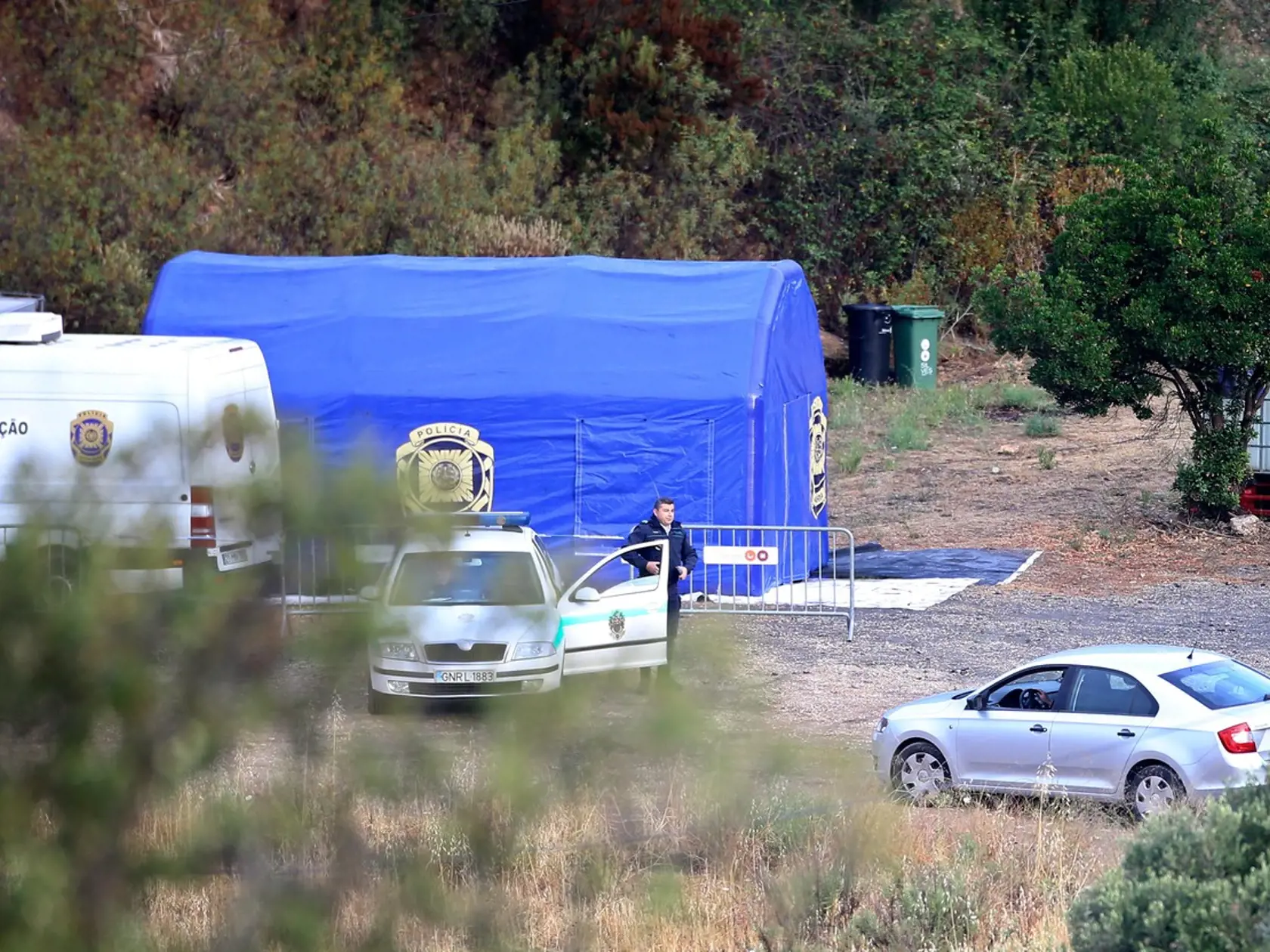 Po takmer desiatich rokoch pátra polica opäť v teréne po šestnásť rokov nezvestnej britskej dievčine Madeleine McCannovej. Tá zmizla z portugalského mestečka Praia da Luz v Algarve počas dovolenky s rodičmi. Polícia má podľa najnovších zistení nové stopy, ktoré by konečne mohli celý prípad objasniť.