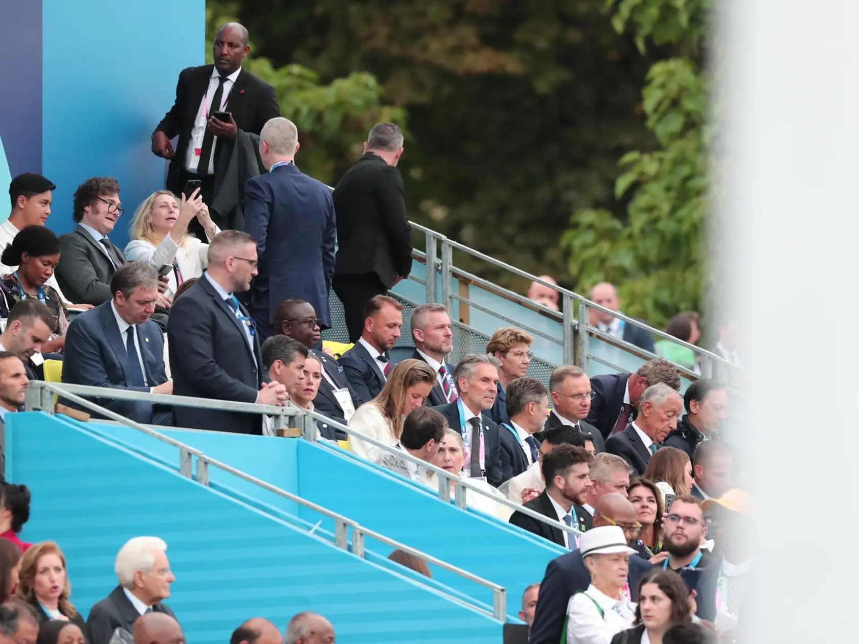 Peter Pellegrini a Matúš Šutaj Eštok na otváracom ceremoniáli olympijských hier v Paríži.