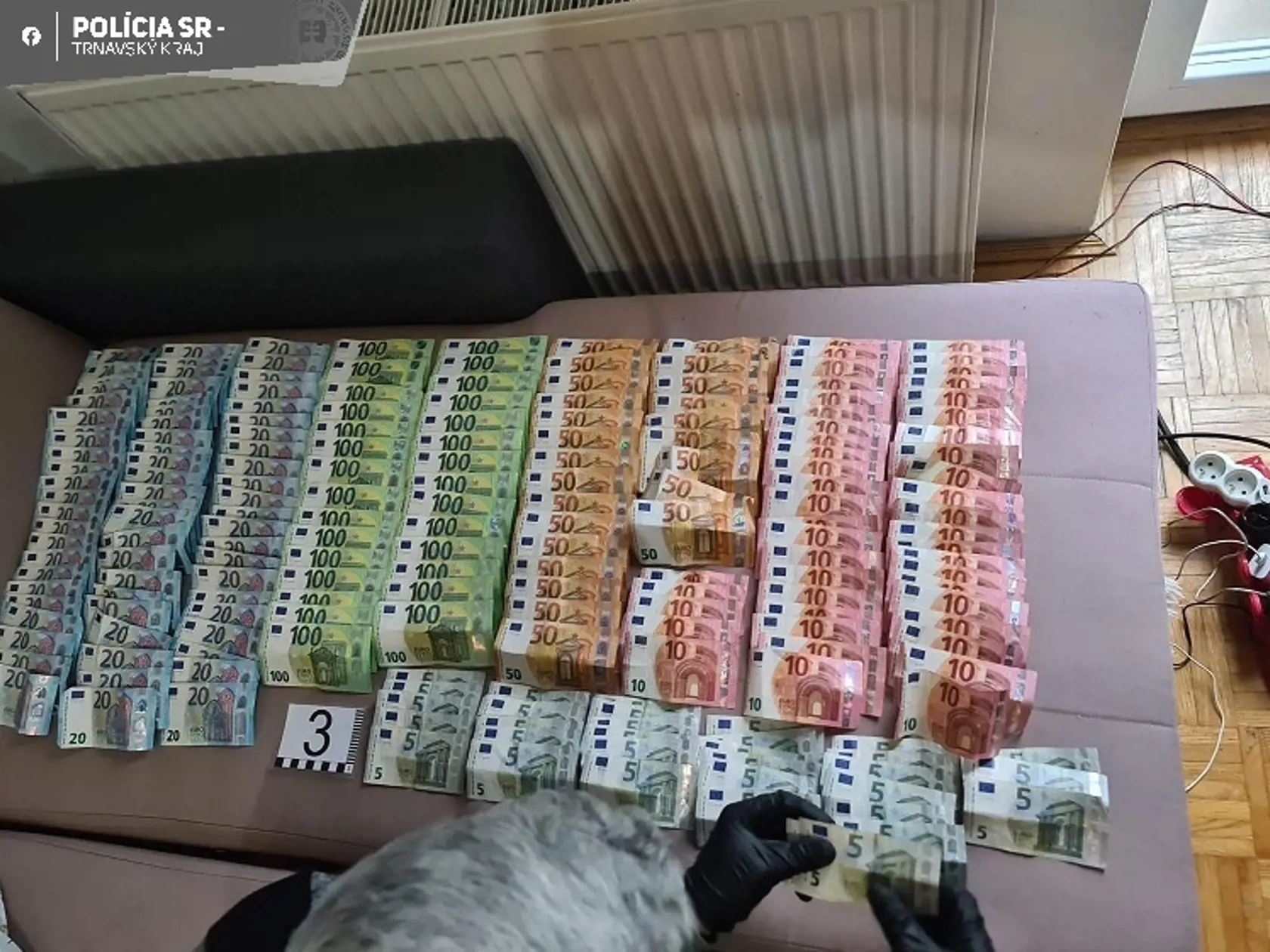 V Piešťanoch zadržali dílera, zaistili aj peniaze, drogy a zbrane