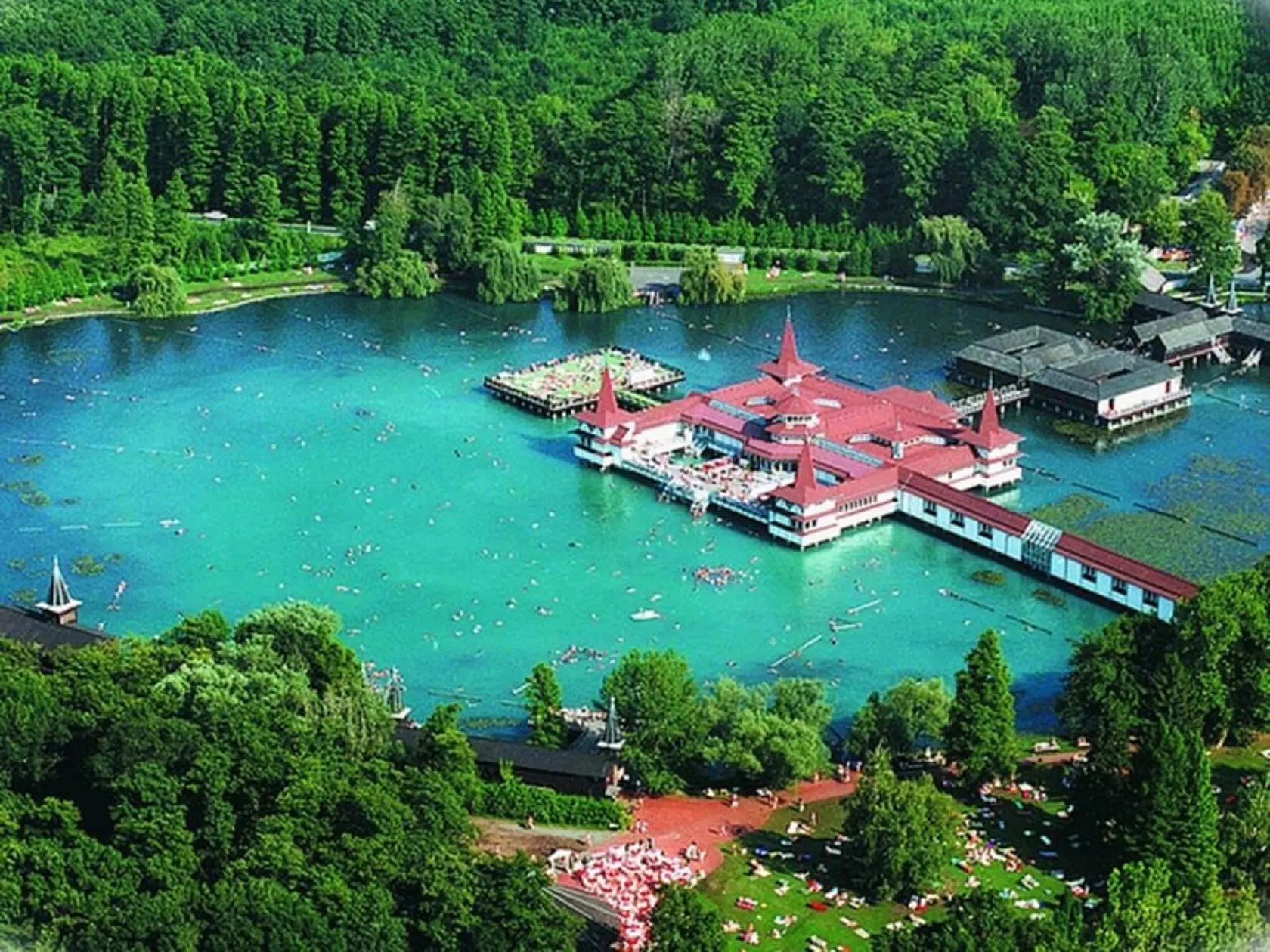 Termálne jazero Hévíz pripomína malý raj.