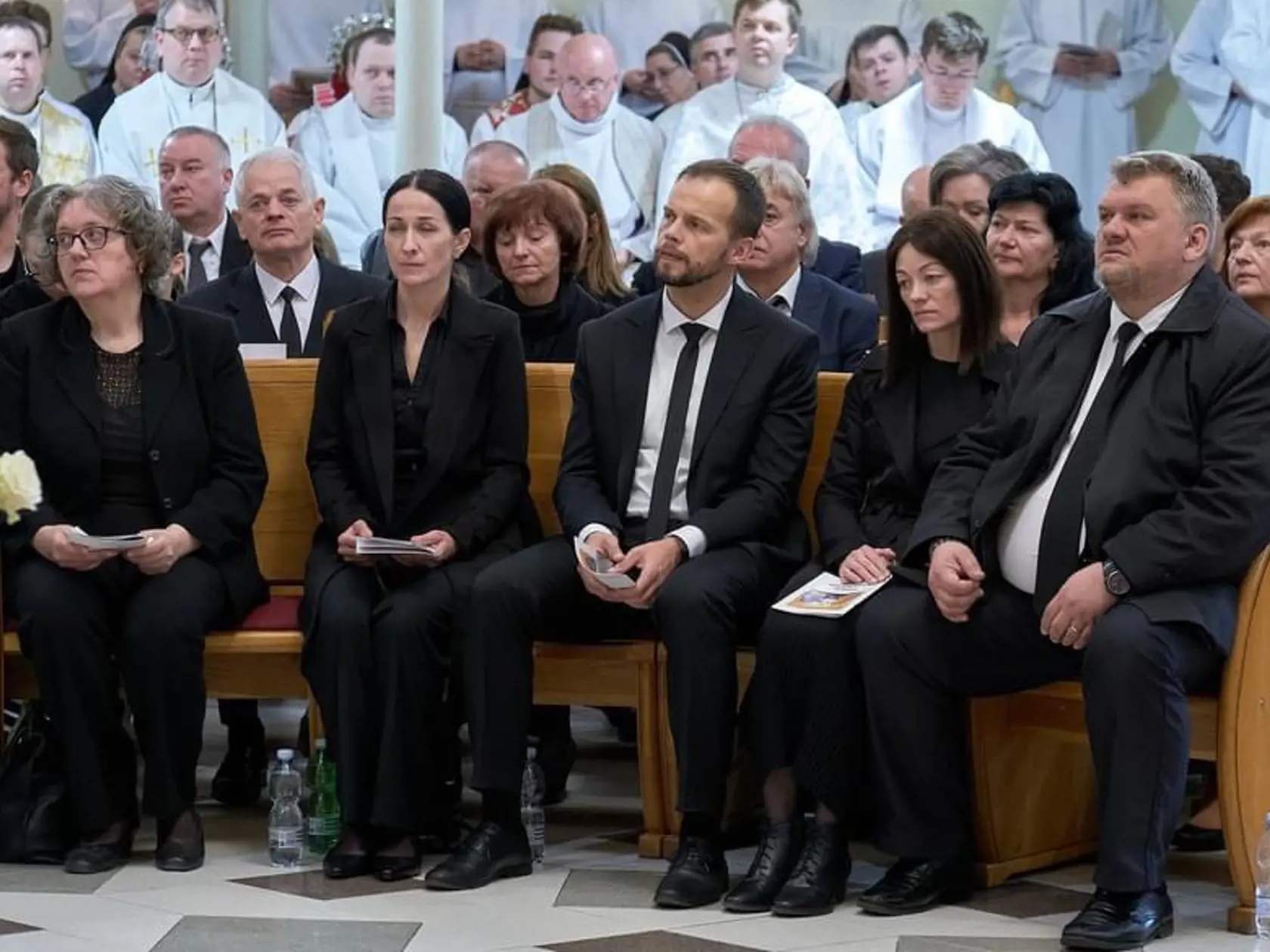 Smútiaci rodičia nebohých dievčat - zľava mama Katky (†17) , za ňou sedí jej manžel, vedľa nej rodičia Lucky (†17) a vpravo mama a otec Sofie (†18).