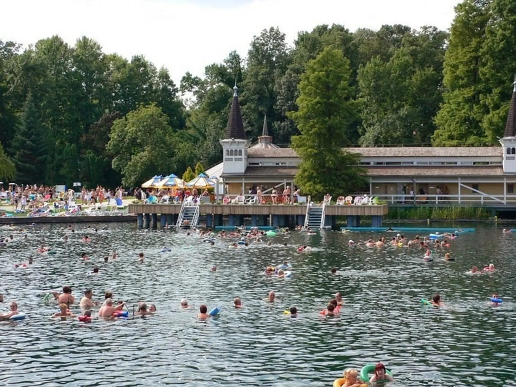 Termálne jazero Hévíz lieči aj miernymi rádioaktívnymi látkami.