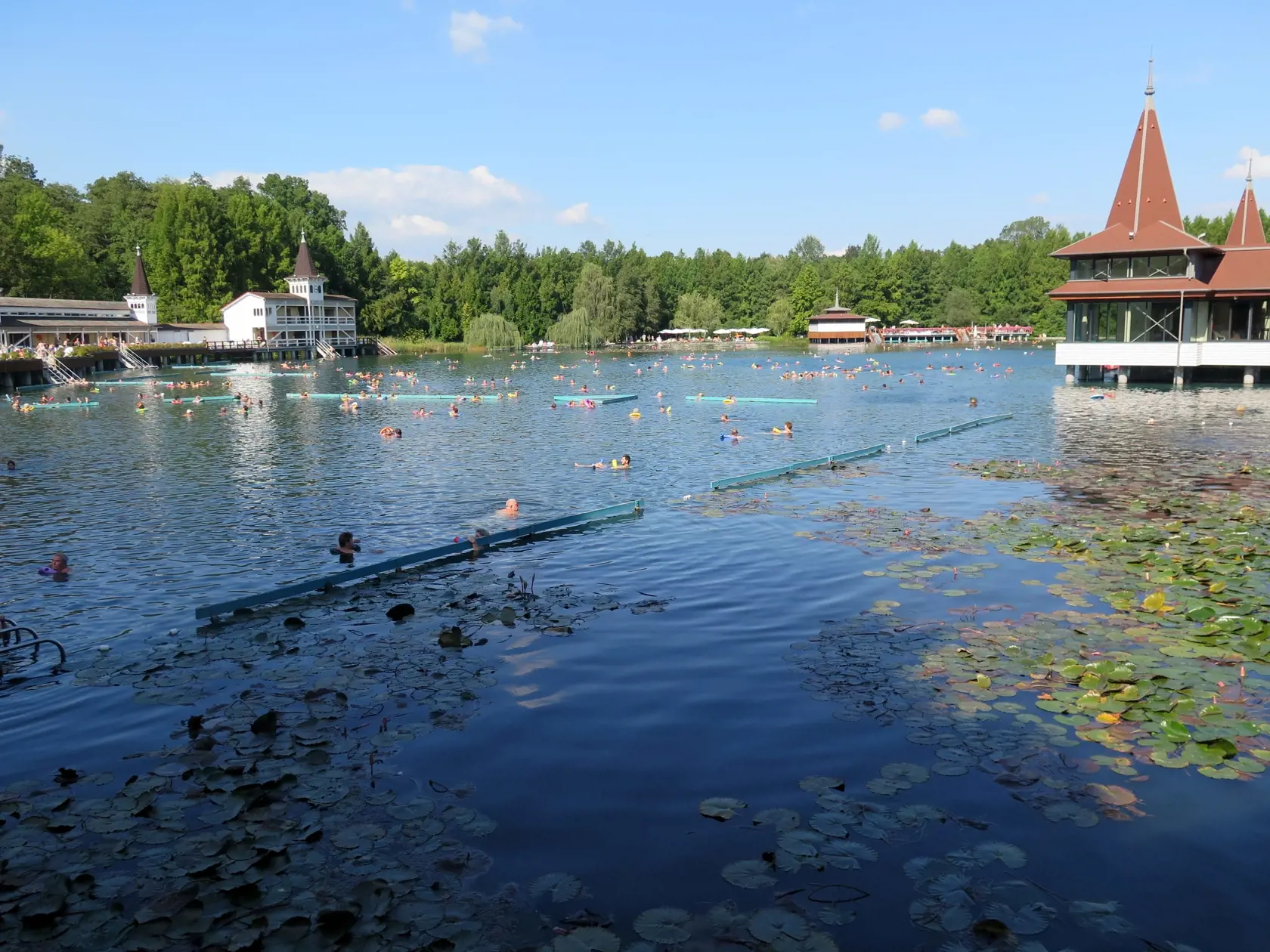 Kúpele navštevujú nielen domáci, ale turisti z mnohých krajín.