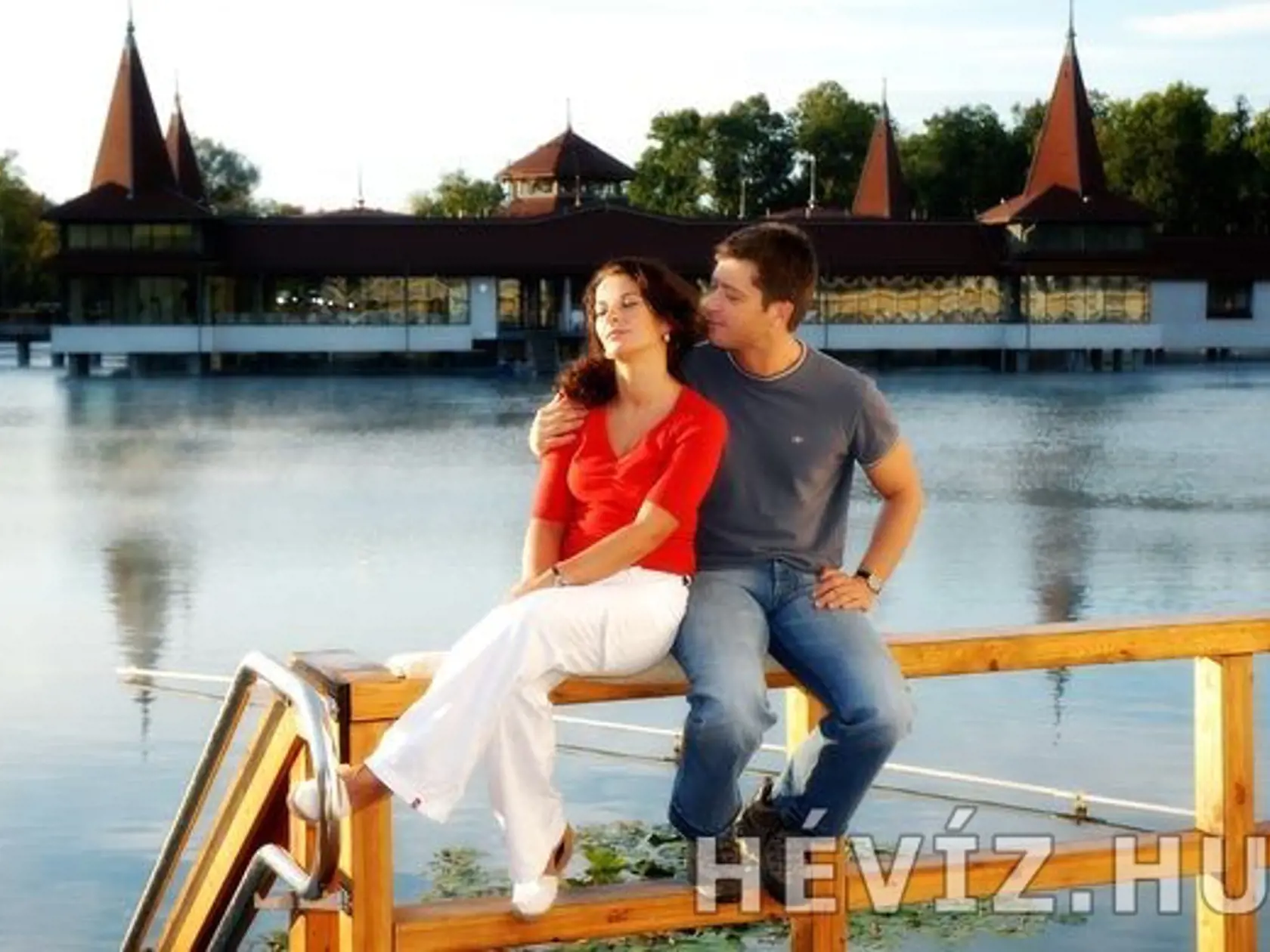 V Hévíze si môžete zaplávať v najväčšom prírodnom liečivom jazere na svete. Rozkladá sa na ploche 4,4 ha, je hlboké 38 metrov, v lete má jeho voda teplotu 37 °C, v zime neklesne pod 26 °C. Z prameňa jaskyne každú sekundu priteká 410 litrov, takže každé tri dni sa obmení voda v celom jazere.