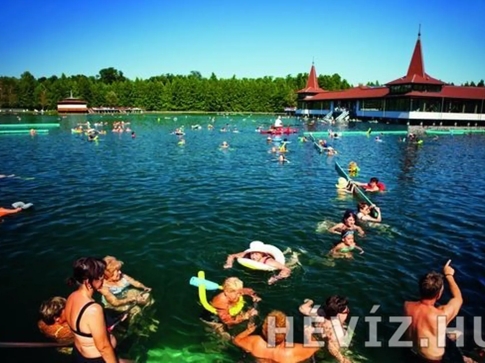 Voda plná vzácnych minerálnych látok pochádza z prameňov nachádzajúcich sa v 40 metrov hlbokej jaskyni a jej teplota je 23-25°C v zime a 33-36°C v lete. Unikátne liečivé baktérie, ktoré sa nachádzajú v jazere Hévíz, inde nenájdete!