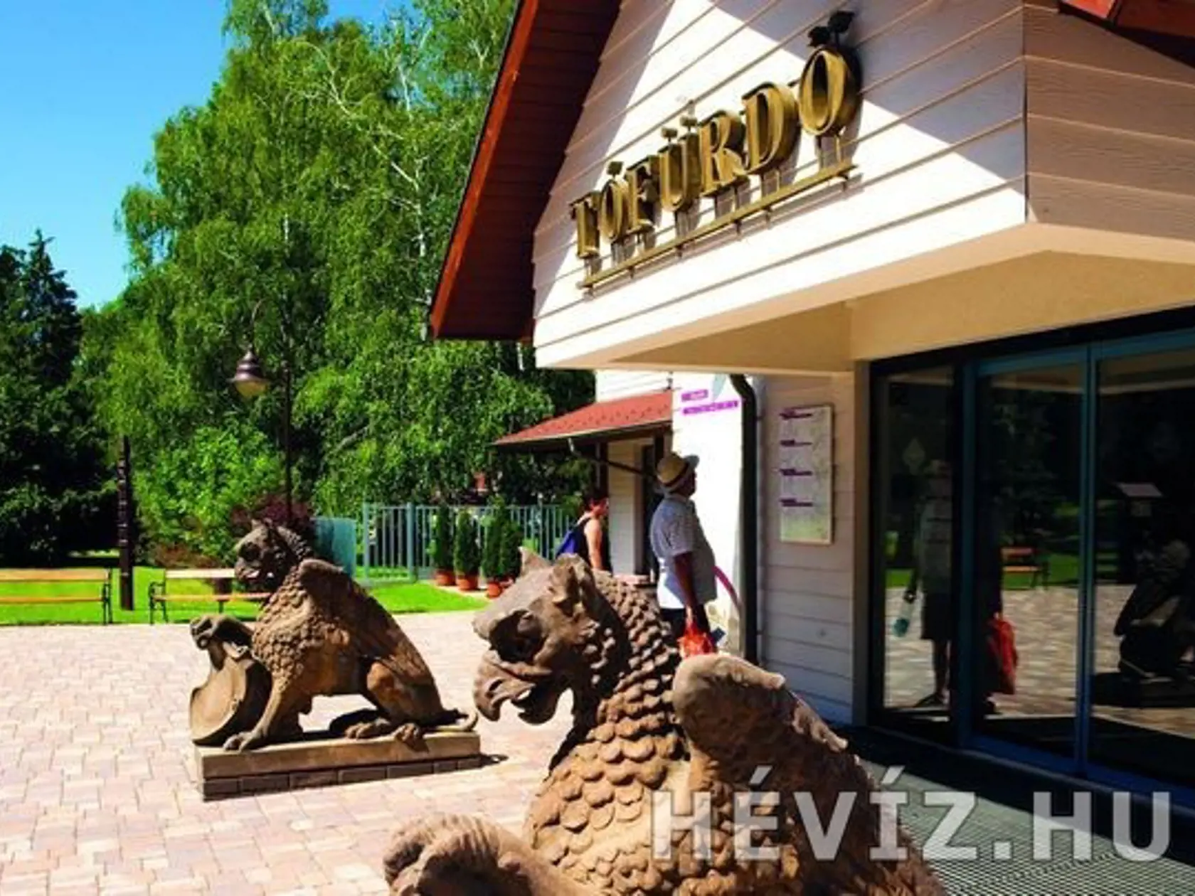 Po celý rok je areál jazera pre verejnosť otvorený od 8.30 do 19.00 hod.