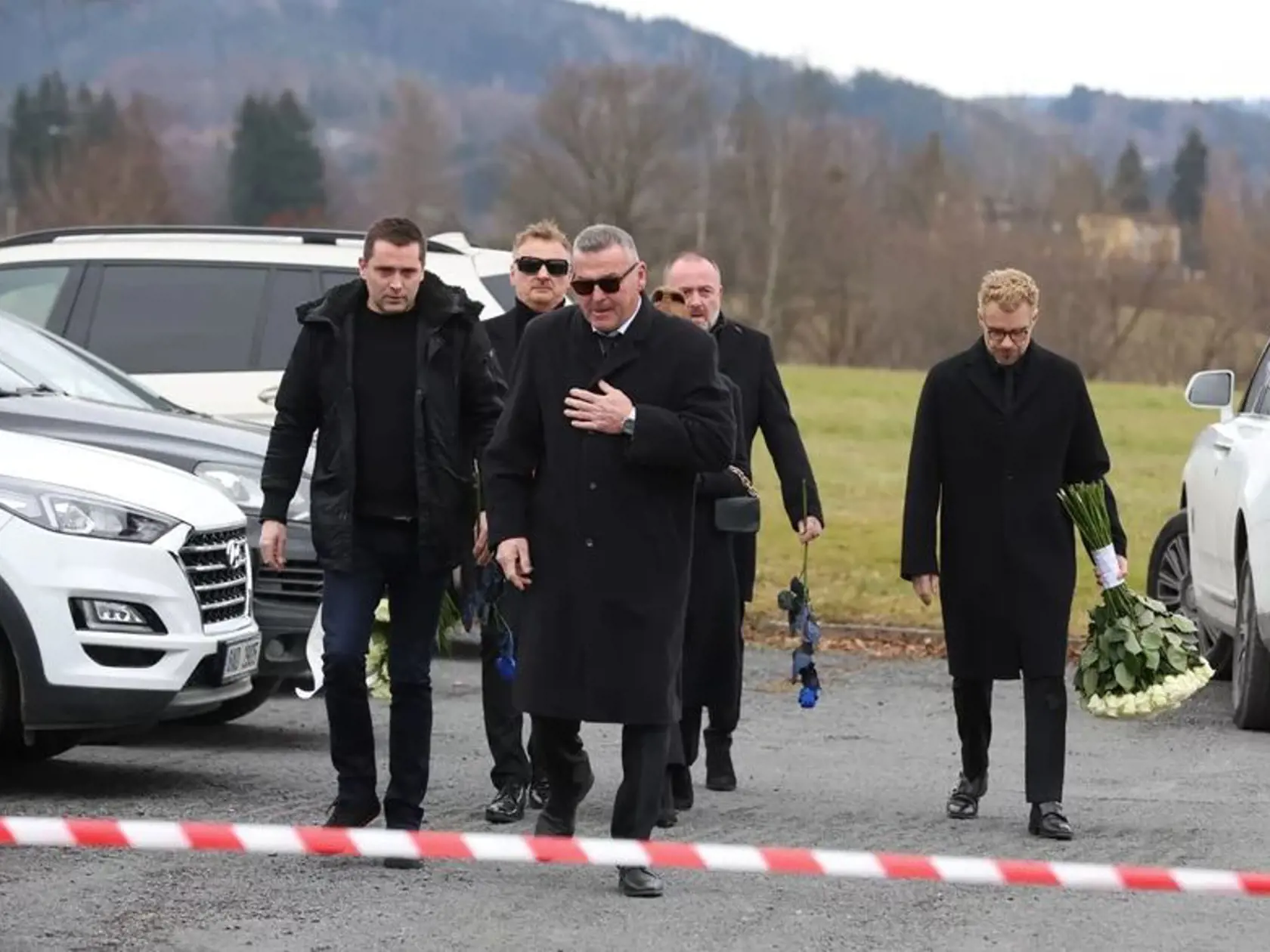 Posledná rozlúčka s Helenou Zeťovou, ktorá náhle zomrela vo veku 44 rokov. Na snímke zdrvený Leoš Mareš (vpravo) a speváčka a jej blízka kamarátka Tereza Kerndlová s manželom.