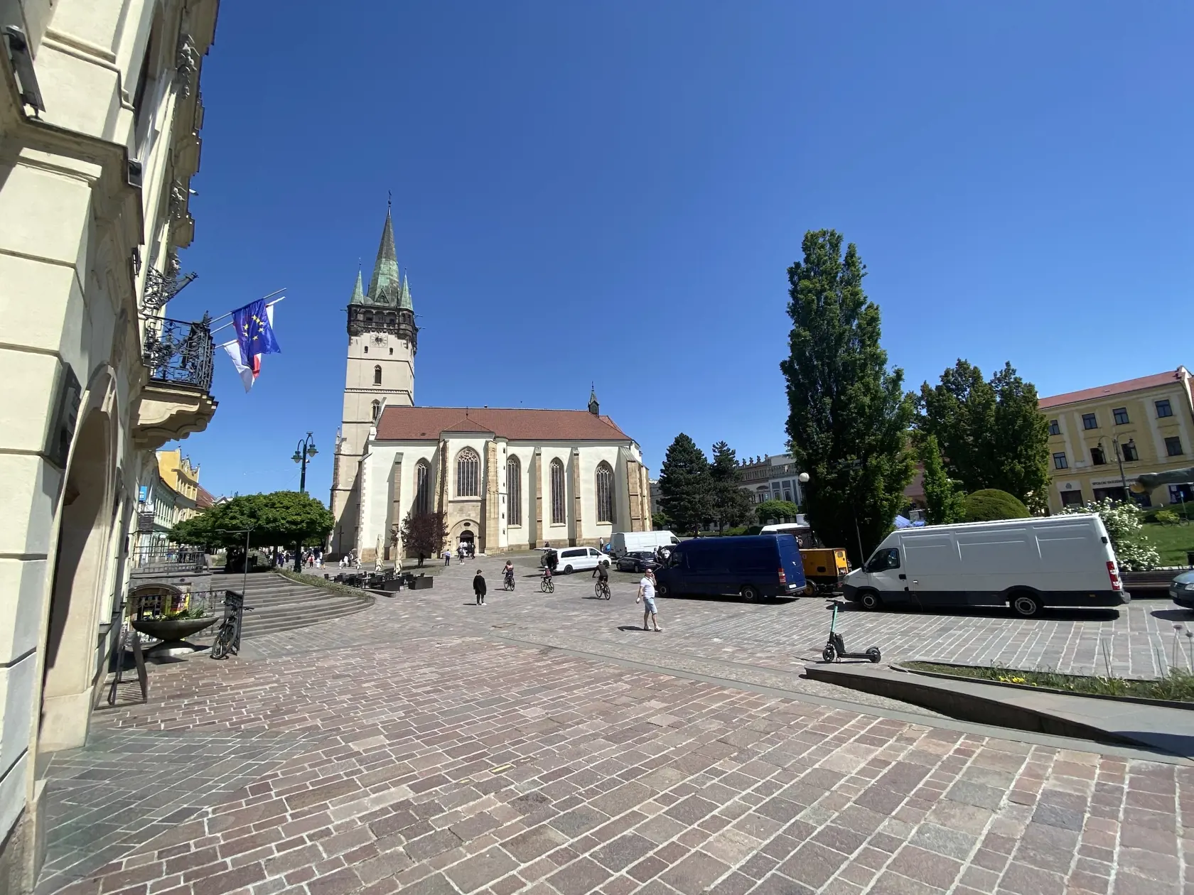 Centrum Prešova, vpravo mestský úrad.