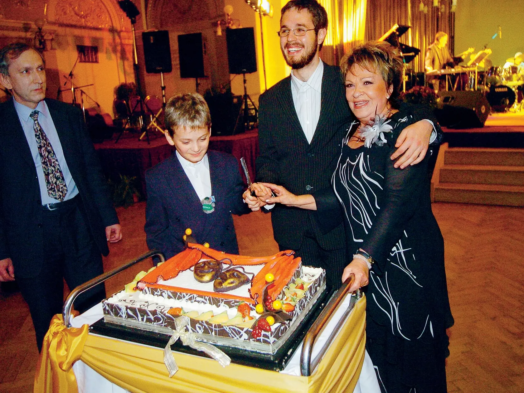Jiřina Bohdalová, herečka, oslava 70 narodenín, vnuk Marek a Vojta 
foto: Michaela Feureislová
uverejnené: Šarm 20/2006
pôvodný súbor:DSC_0121.eps