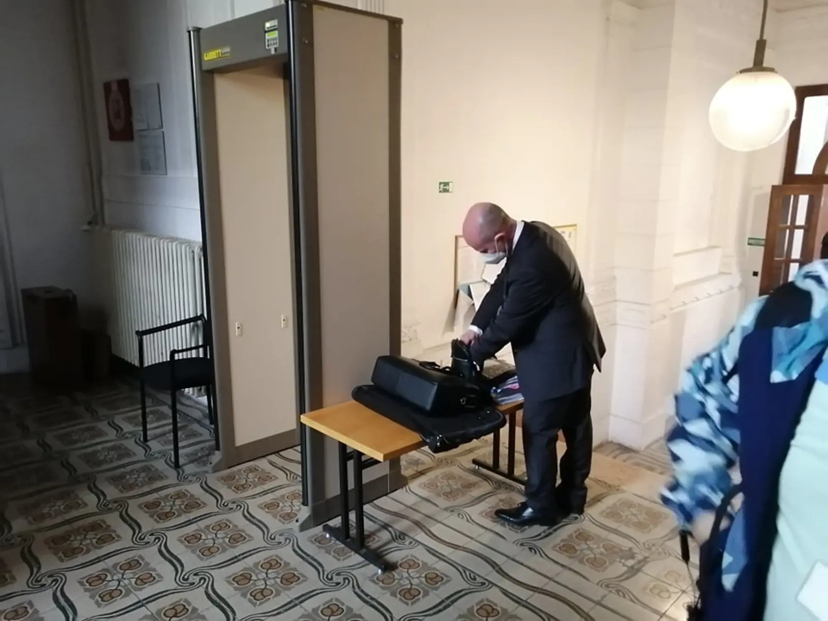 Obhajca obžalovaného Branislava Pašku Sergej Romža pri príchode na Špecializovaný trestný súd v Banskej Bystrici dňa 5. októbra 2021.