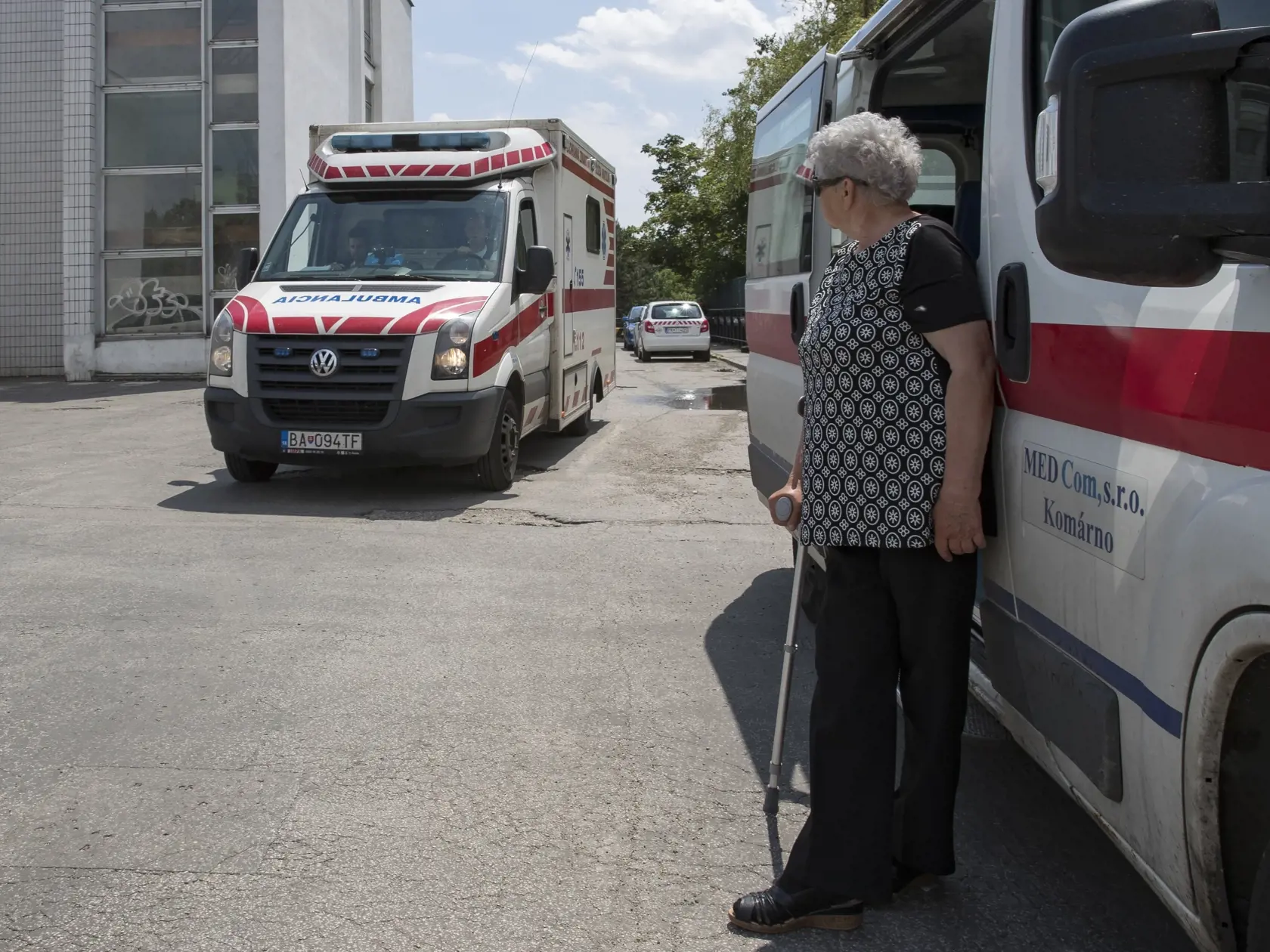 Prijazdova cesta k urgentnemu prijmu ruzinovskej nemocnice v Bratislave je v dezolatnom stave. Hlboke vytlky stazuju sanitkam bezpecny prevoz tazko zranenych pacientov.