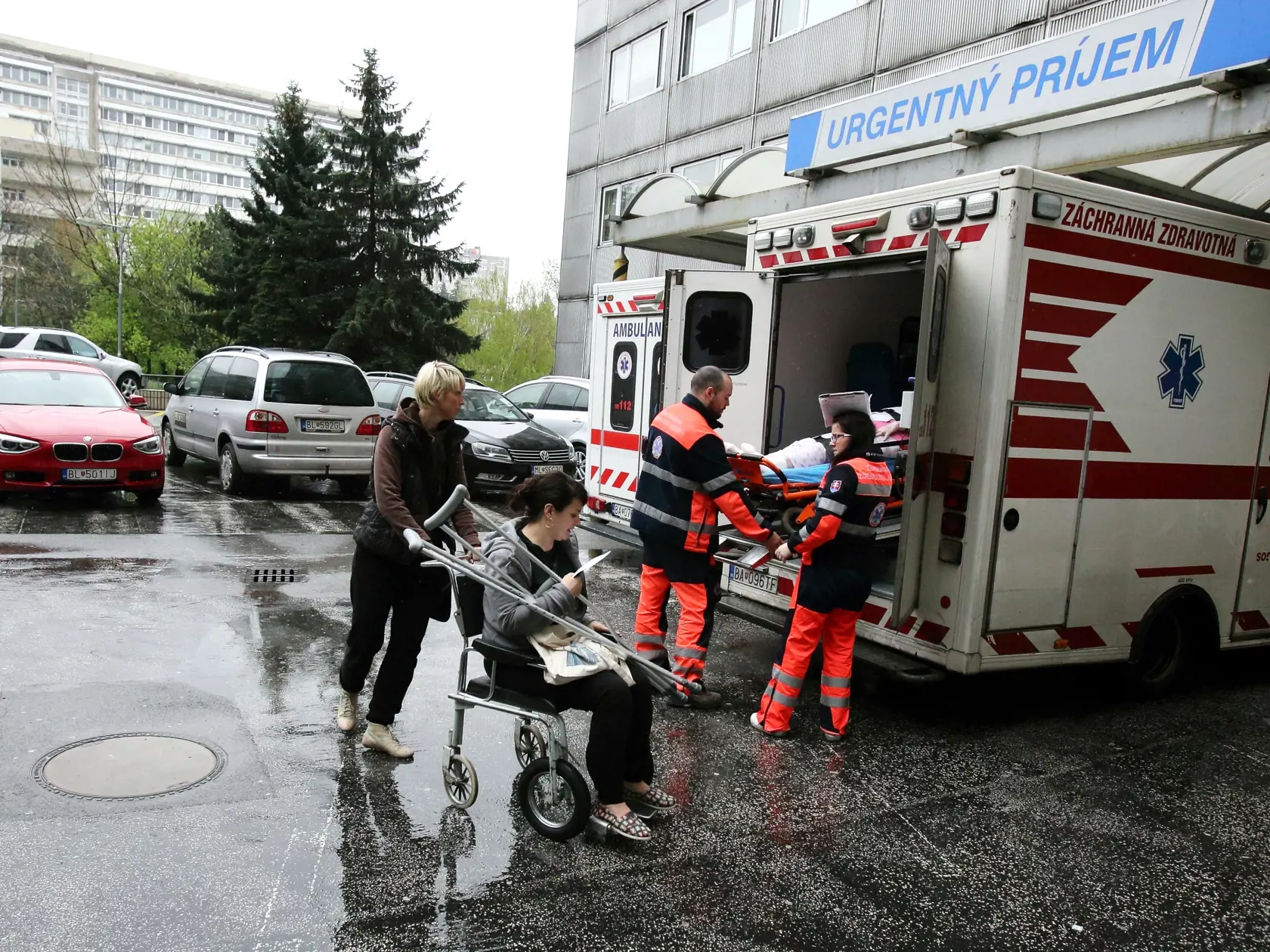 20160409 Polnisova koleno Kramare, Petra Polnisova po uraze kolena sa bola osetrit na Kramaroch, showbiz, fotene pre: K. Dugovicova