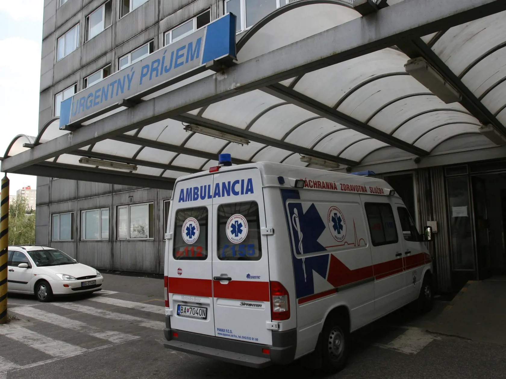 anketa-teplo
sanitka, zachranka, zdravotnicke zariadenie, urgentny prijem, 
22.7.2006 Bratislava
pôvodný súbor:IMG_3450mh.JPG
