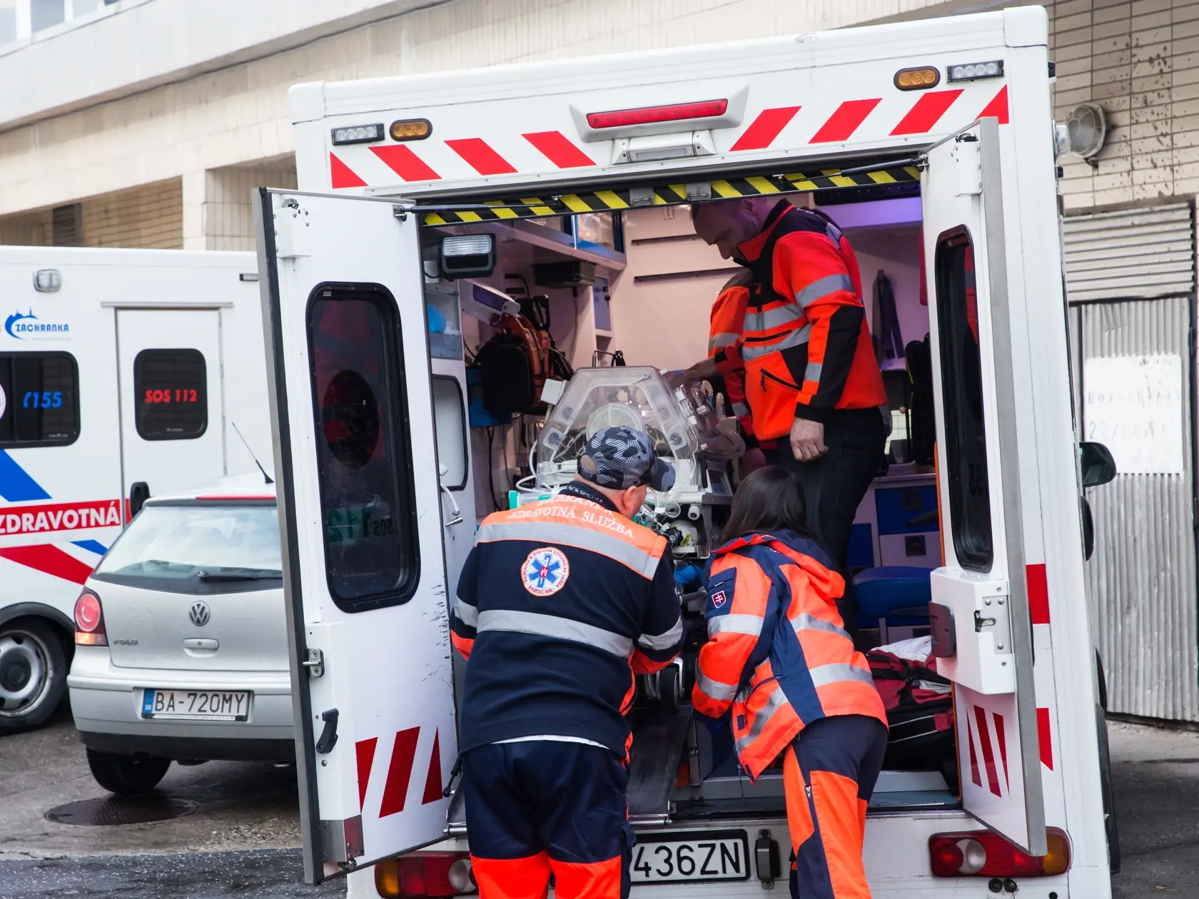 Prevoz dietata z Prahy do Bratislavy, ECMO liecba, Na snímke zdravotná služba vytahuje inkubátor s dietatom v  Bratislave, Kramare