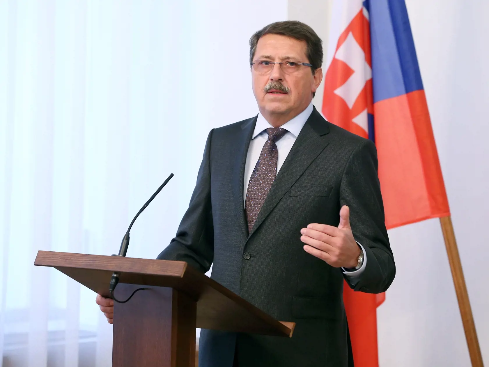 Politika: Predseda NR SR Pavol Paška ohlásil konanie blížiacich sa prezidentských volieb.