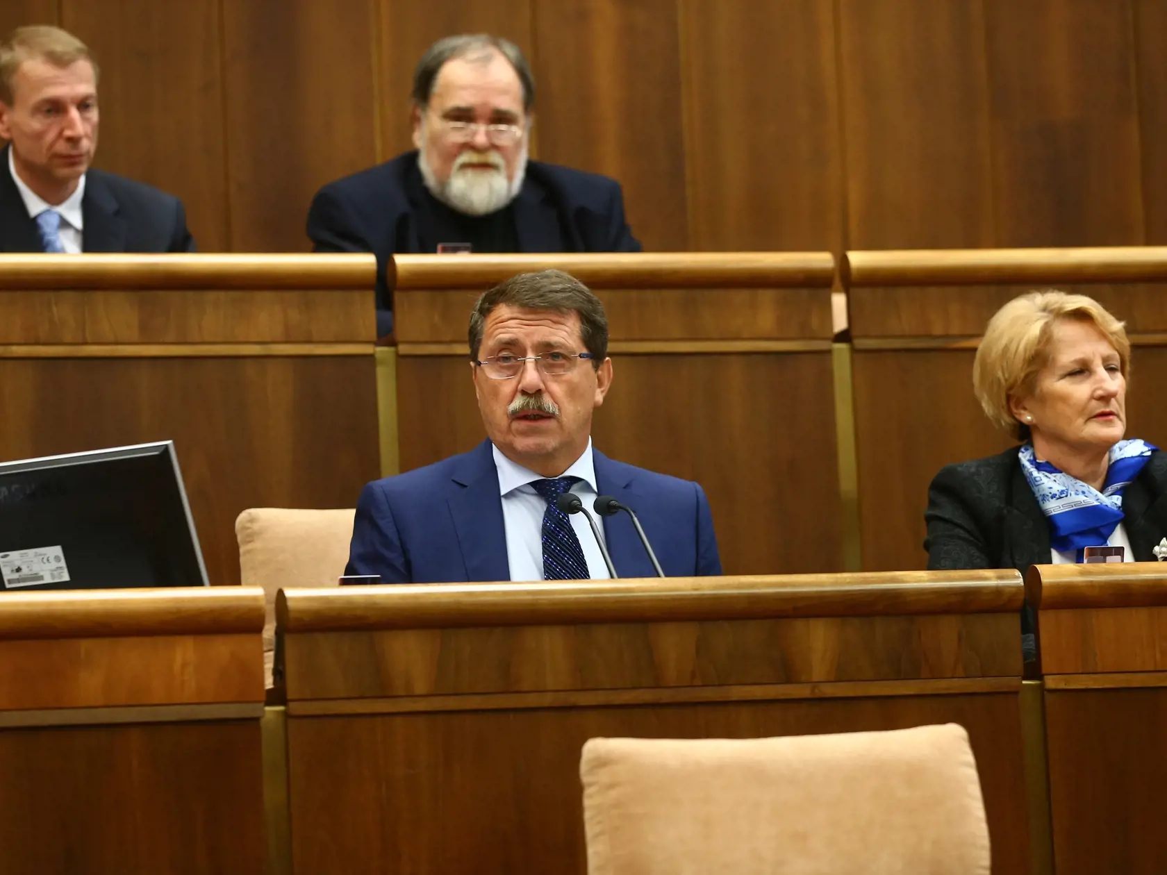 Politika: Odvolanie Renáty Zmajkovičovej z postu podpredsedníčky parlamentu a členky dozornej rady v pieštanskej nemocnici po tom, čo sa prevalila kauza o nevýhodnom nákupe CT prístroja. 