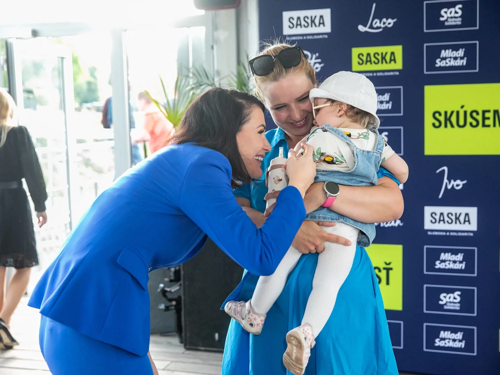 Janka Bittí Cigániková spolu s hovorkyňou Richarda Sulíka Katkou Matejkovou a jej dcérkou.